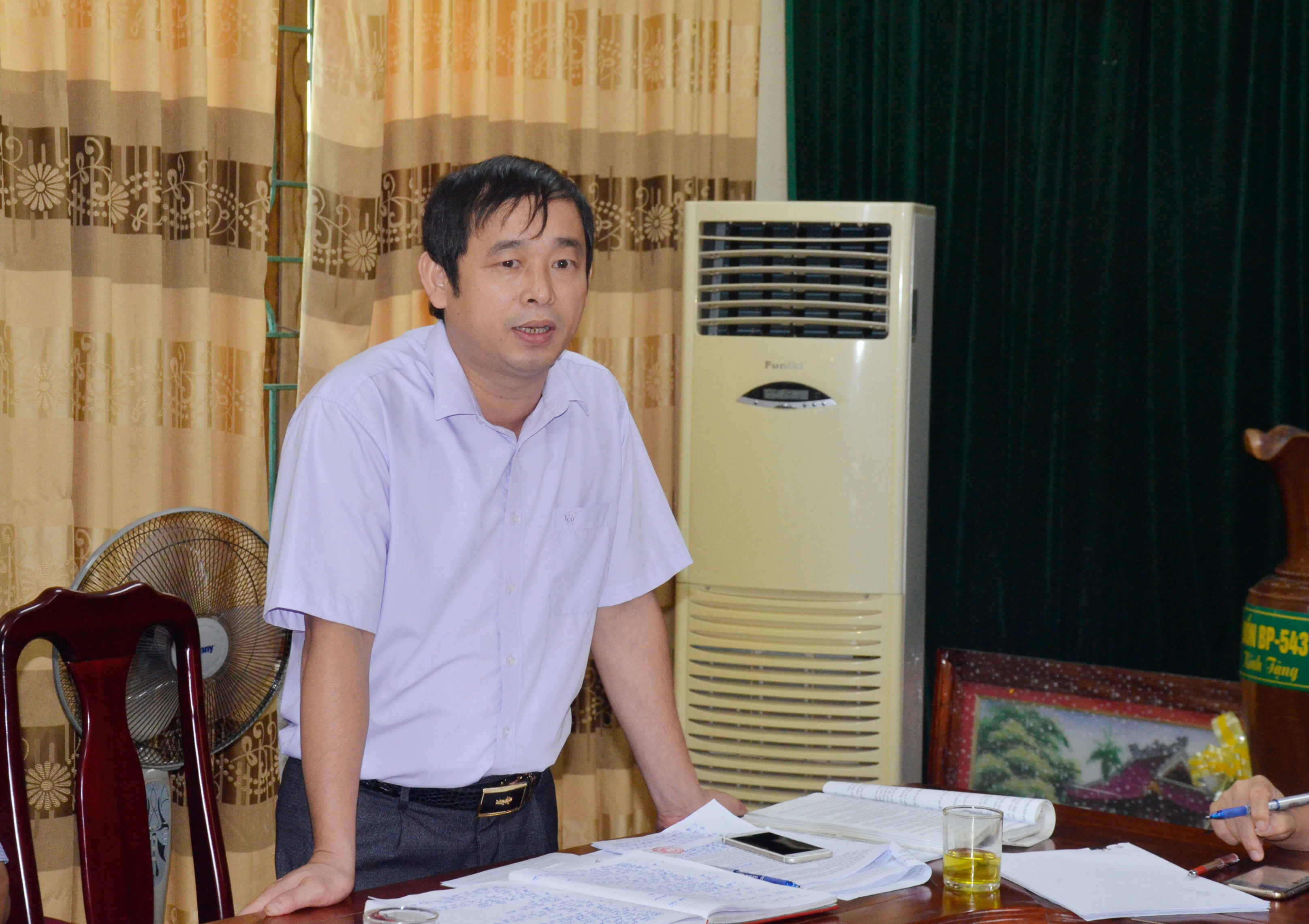 Phó Chủ tịch UBND huyện Đô Lương Hoàng Văn Hiệp phát biểu tại cuộc làm việc. Ảnh Thanh Lê