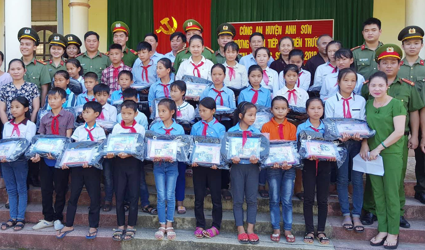 Công an huyện Anh Sơn tra tặng 76 suất quà cho các em học sinh nghèo tại xã Hùng Sơn