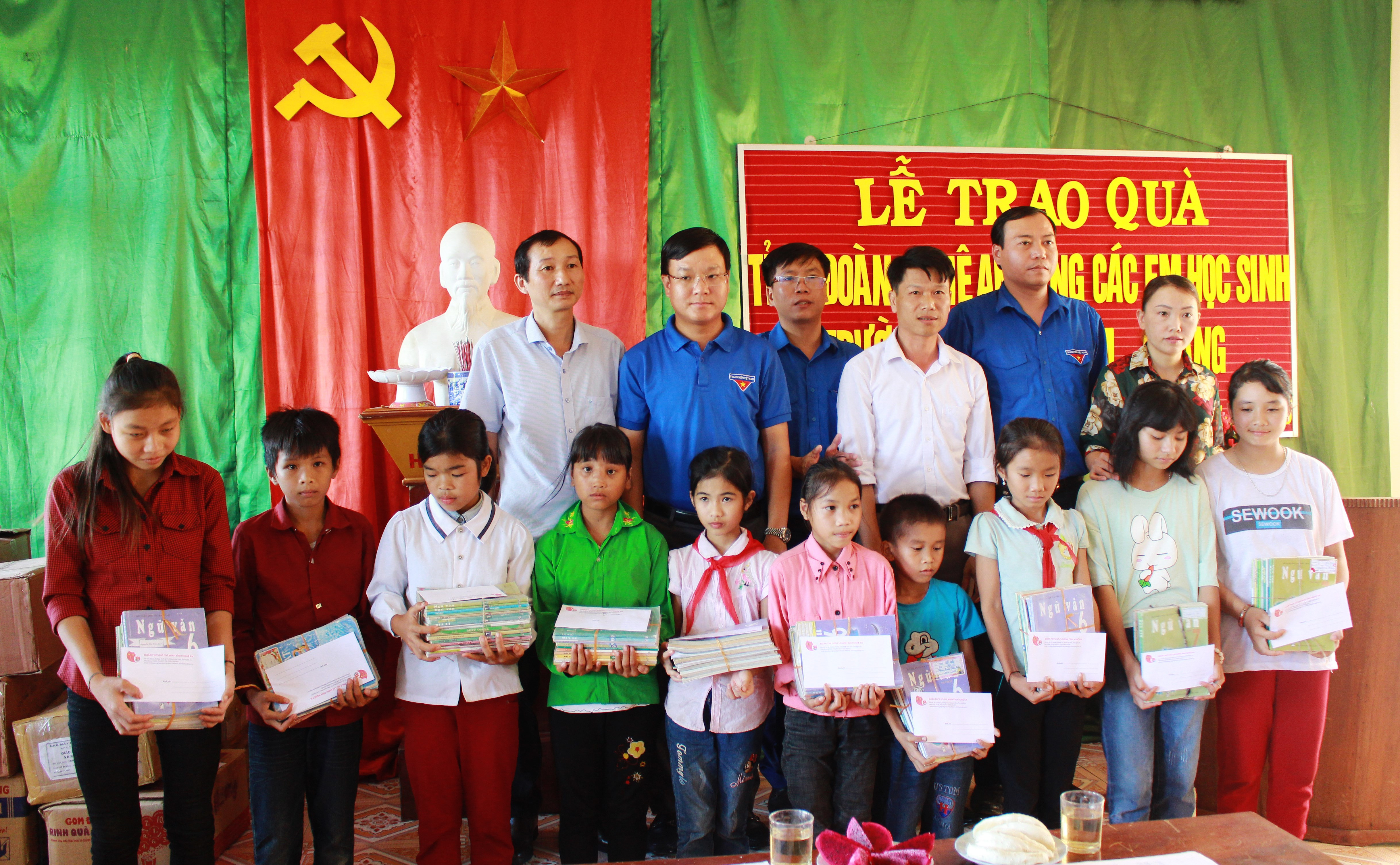 Đoàn đã đến động viên và tặng quà cho học sinh khó khăn bị ảnh hưởng bởi lũ lụt tại trường THCS Tam Quang, Tương Dương. Ảnh: Phương Thúy
