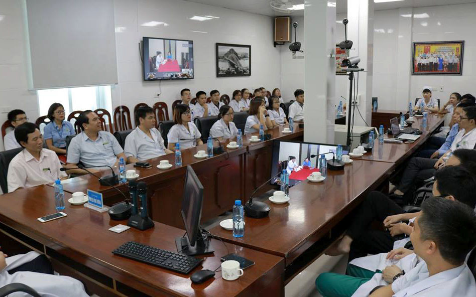 Bệnh viện Đa khoa TP. Vinh kết nối hội chẩn trực tuyến với Bệnh viện Hữu Nghị Việt - Đức. Ảnh: Mỹ Hạnh