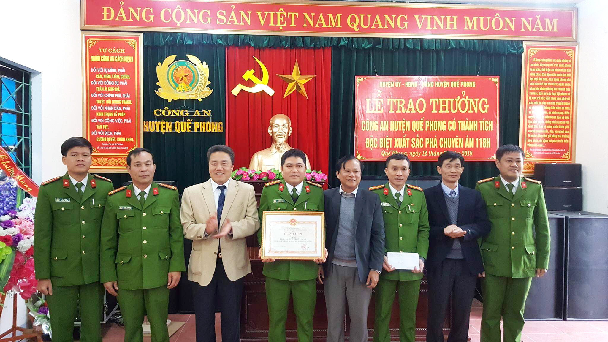 Lãnh đạo huyện Quế Phong trao thưởng cho Công an huyện vì thành tích đấu tranh với tội phạm ma túy. Ảnh: Quang An