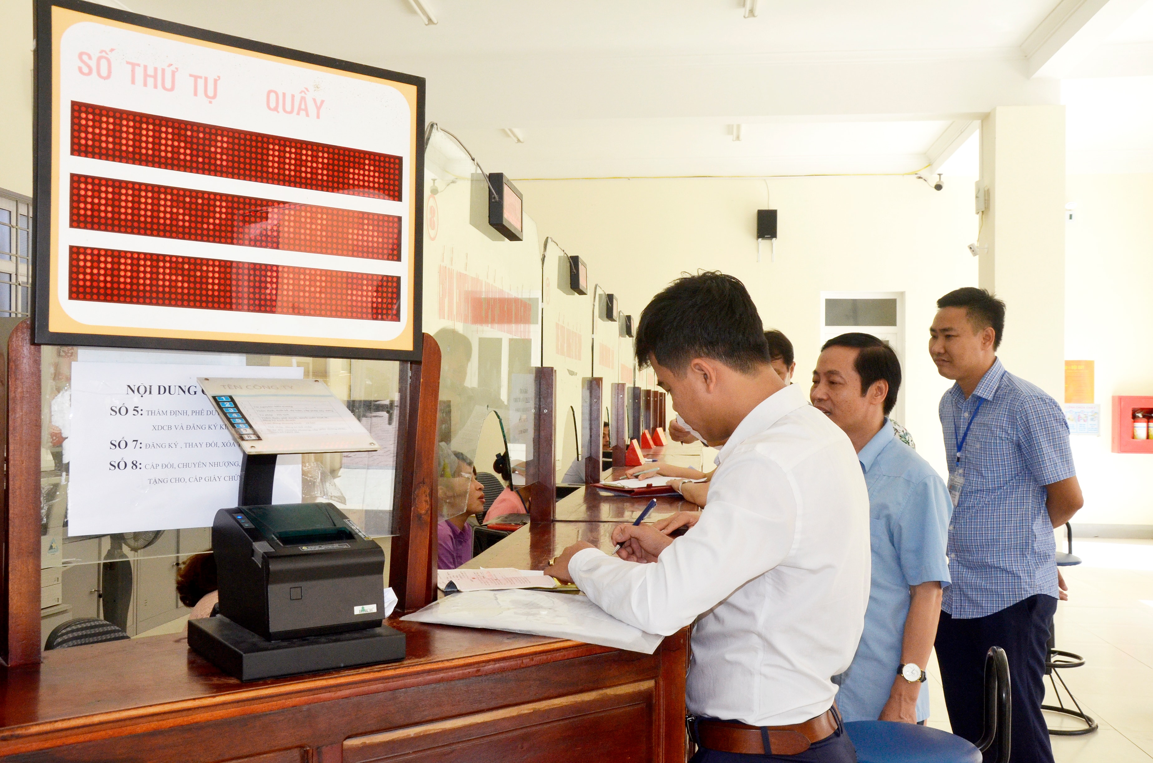 Đoàn liên ngành kiểm tra  kỷ luật, kỷ cương hành chính tại Bộ phận một cửa UBND huyện Diễn Châu.  Ảnh: Thanh Lê