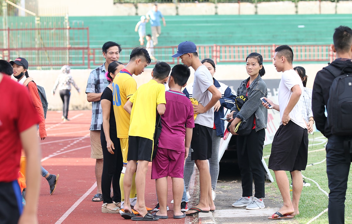 Buổi tập chưa bắt đầu, người hâm mộ đã tìm đến Phan Văn Đức để xin chữ ký và chụp ảnh. Ảnh: Đức Anh 