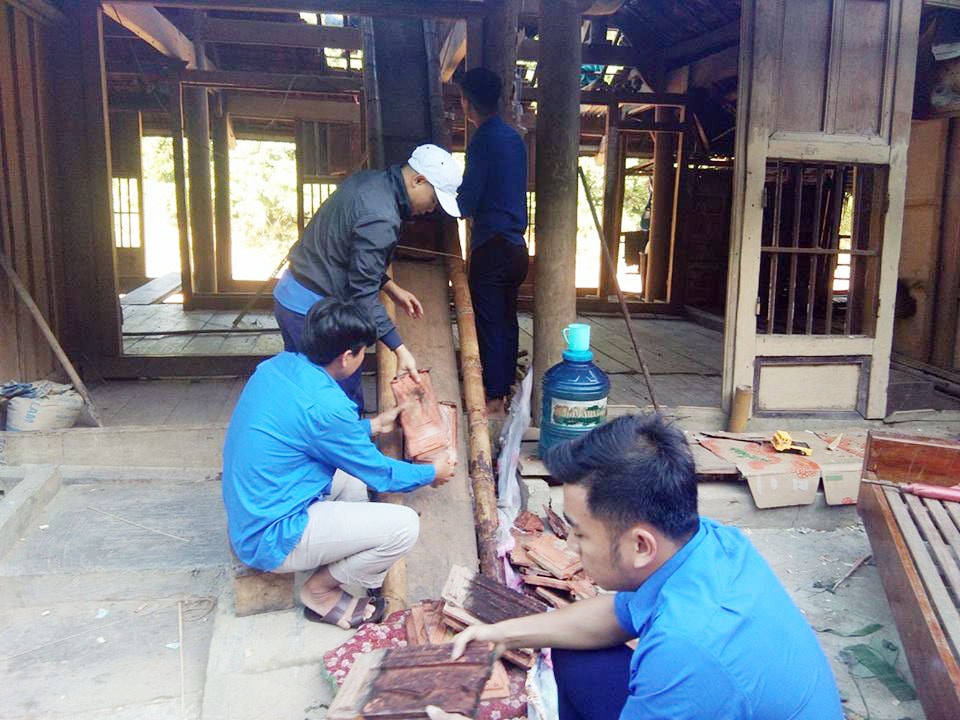 Dùng băng trượt bằng gỗ để chuyển ngói từ mái nhà xuống đất. 