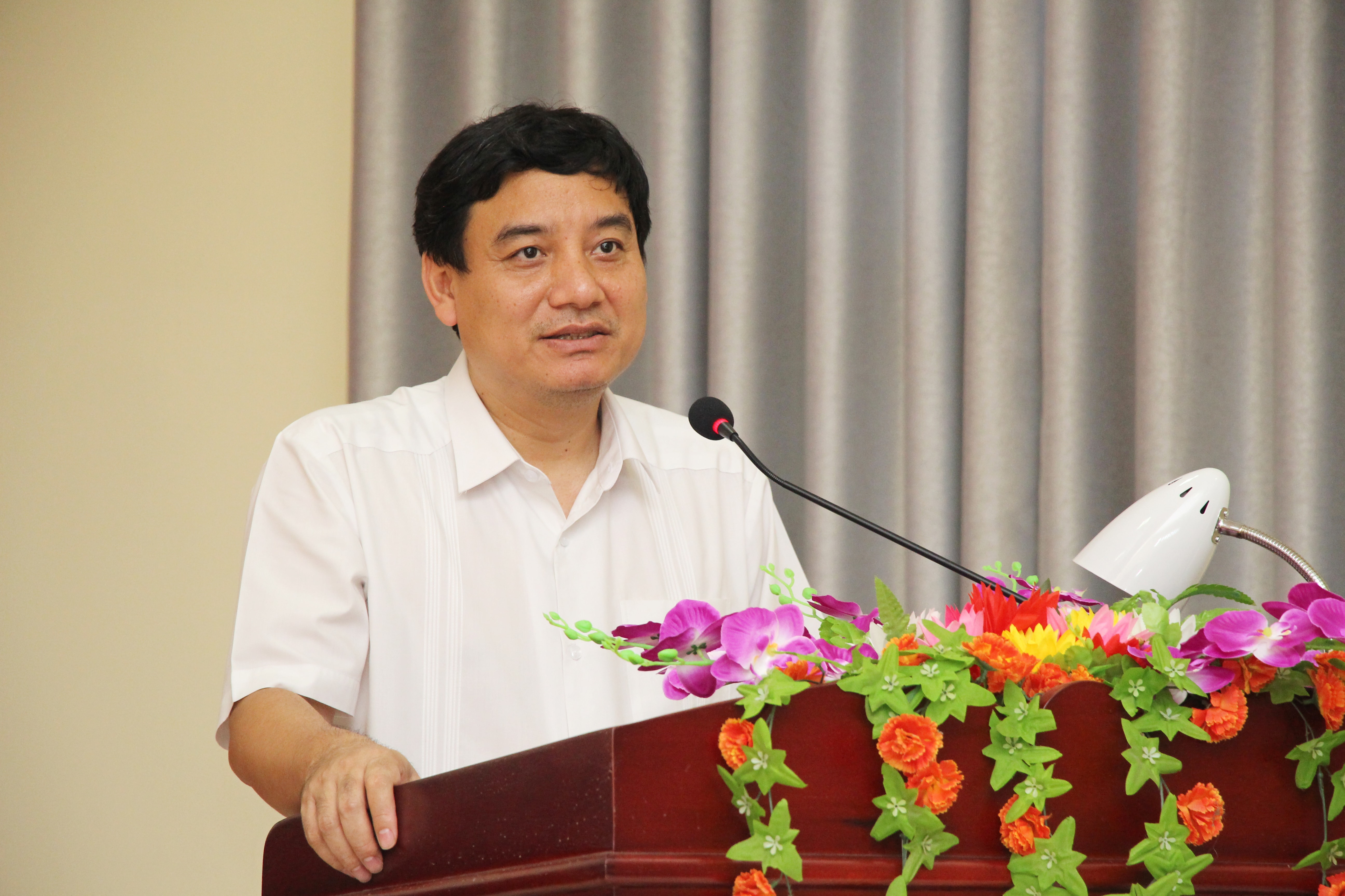 Phát biểu tại hội nghị Bí thư Tỉnh ủy Nguyễn Đắc Vinh ghi nhận những kết quả huyện Tương Dương đã đạt được trong thực hiện Nghị quyết số 28 của Bộ Chính trị. Ảnh Đào