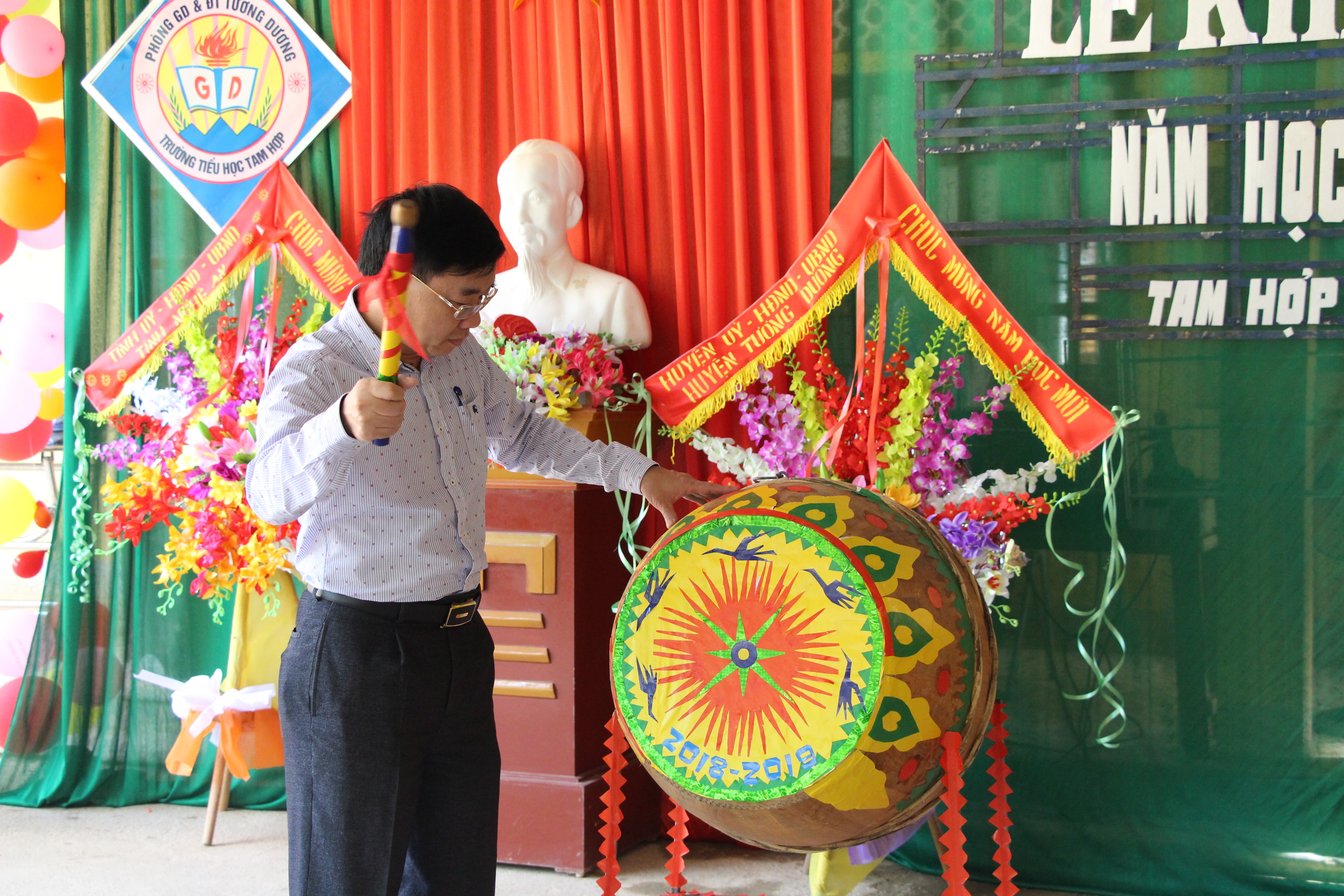 Đồng chí Nguyễn Văn Thông đánh trống khai giảng năm học mới. Ảnh: Đào Tuấn 