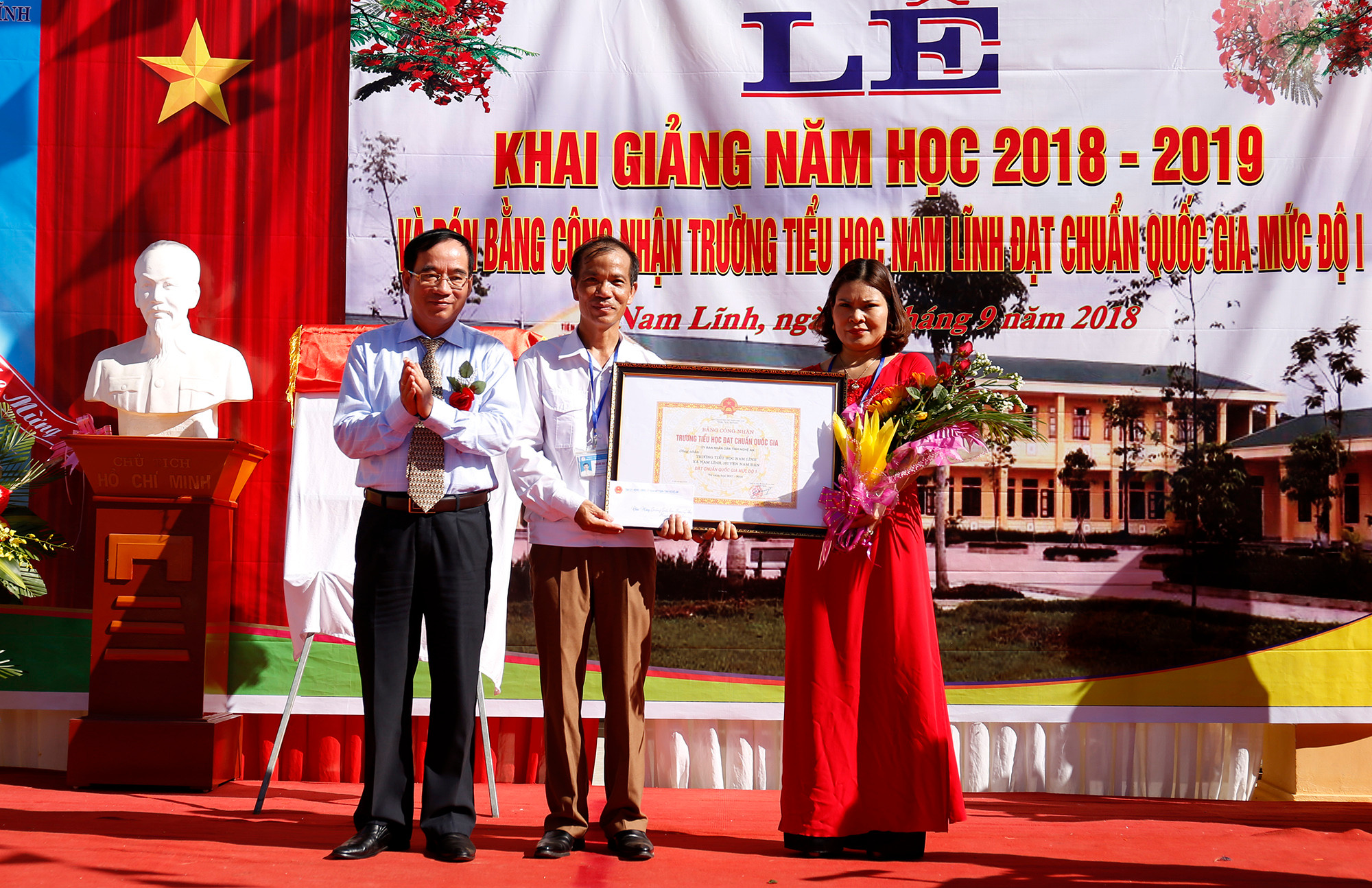 Đồng chí Hoàng Viết Đường trao bằng công nhận Trường tiểu học Nam Lĩnh, huyện Nam Đàn đạt chuẩn Quốc gia mức độ 1. Ảnh: Đức Anh