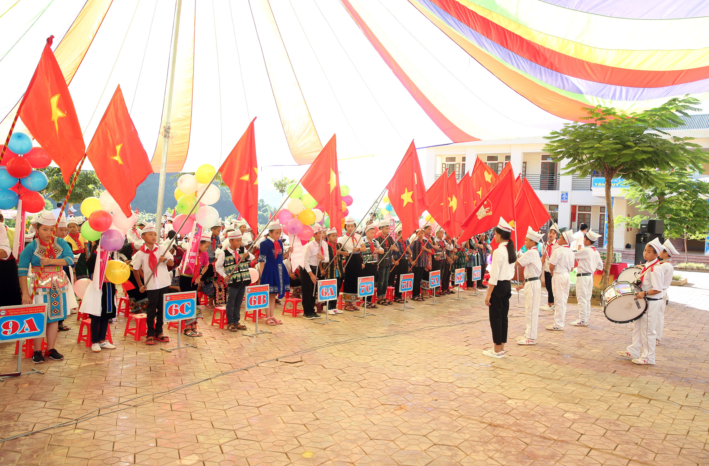 Lễ khai giảng năm học mới tại trường PT DTNT THCS Kỳ Sơn. Ảnh: Hồ Phương