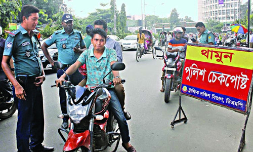 Cảnh sát chặn xe một người không đội mũ bảo hiểm tại Dhaka hôm qua. Ảnh: Daily Star.