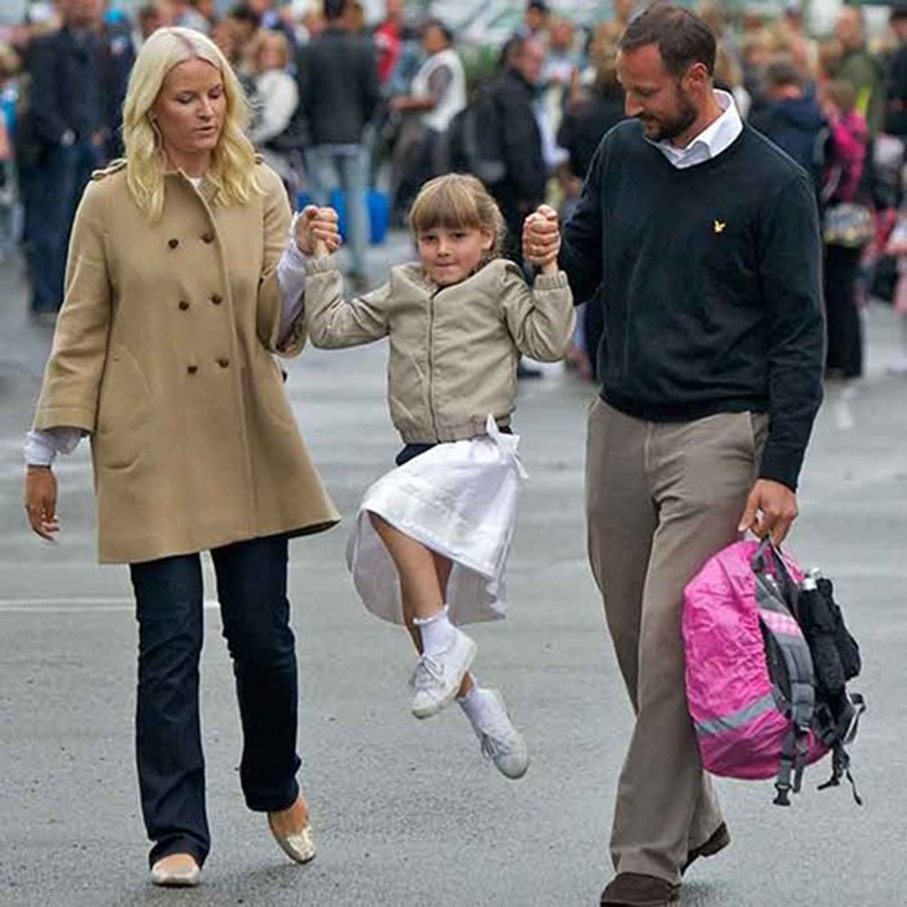 Công chúa Na Uy Ingrid tinh nghịch để cha mẹ nhấc bổng lên trong ngày đầu tiên đi học ở trường Jansløkka năm 2010.