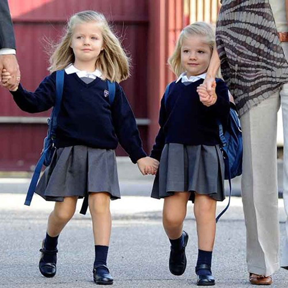 Hai nàng công chúa nhỏ của Tây Ban Nha là Leonor và Sofia xinh xắn trong bộ đồng phục học sinh.