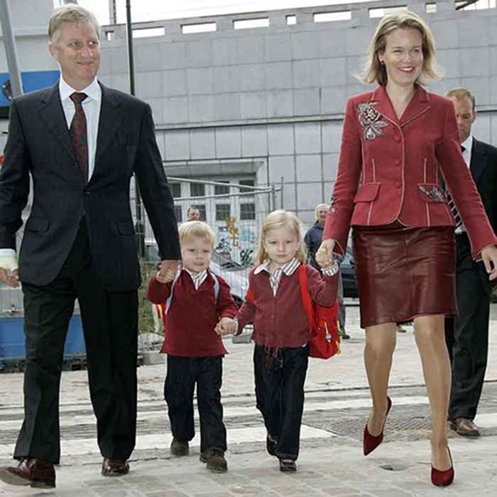 Hoàng tử Gabriel và Công chúa Elisabeth của Vương quốc Bỉ vô cùng đáng yêu trong ngày đầu tiên đến trường cùng cha mẹ năm 2006.