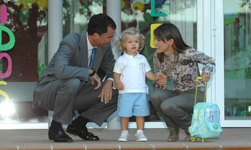 Công chúa Tây Ban Nha Infanta Leonor rụt rè bên cha mẹ trong ngày đầu tiên đi nhà trẻ năm 2007.