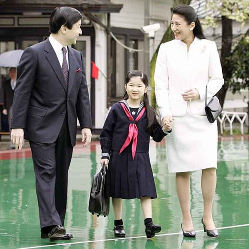 Công chúa Nhật Bản Aiko được cha mẹ là Thái tử Naruhito và Thái tử phi Masako dẫn tới trường năm 2008.