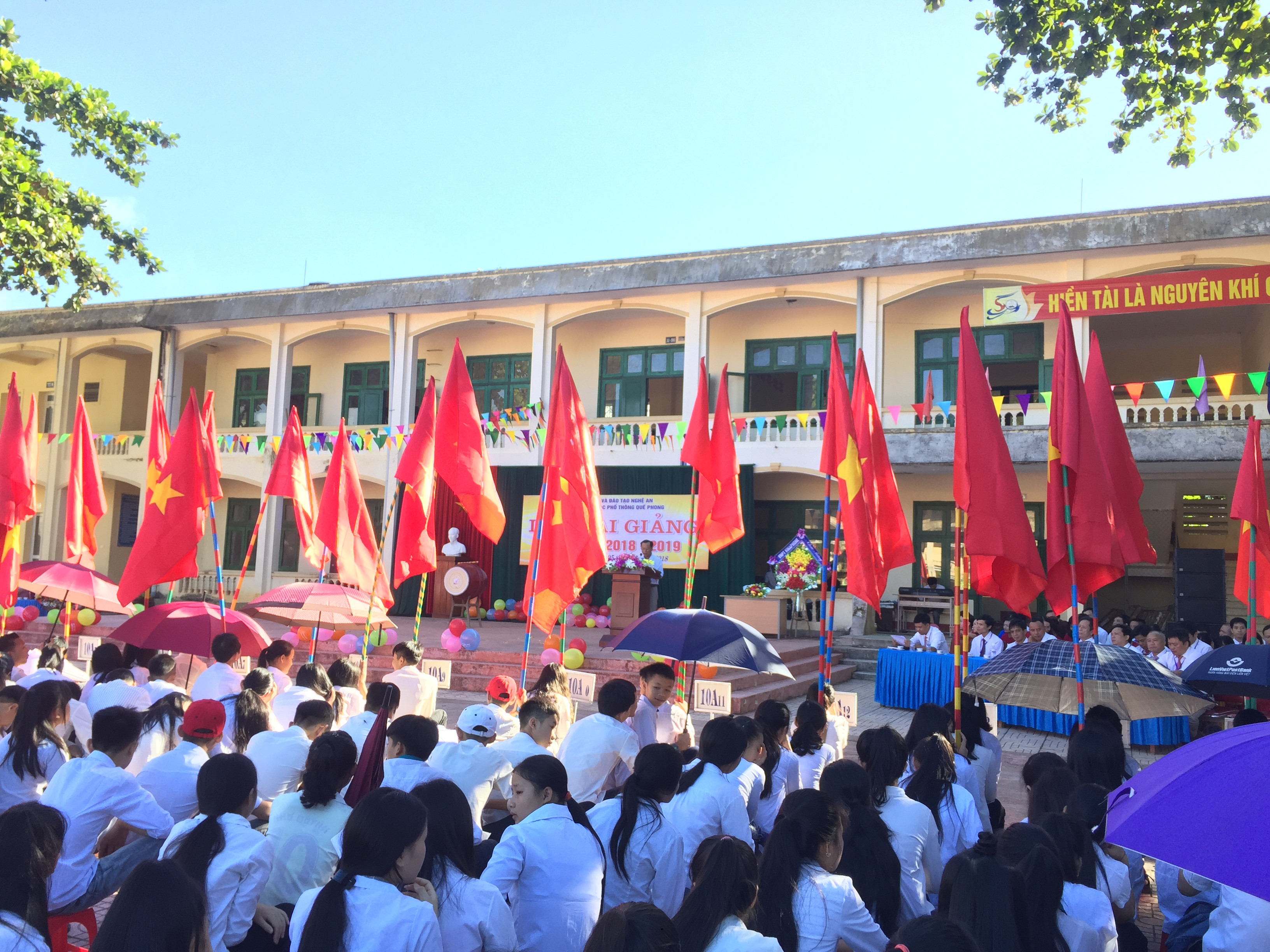 Toàn cảnh buổi lễ khai giảng ở Quế Phong. Ảnh: Hoàng Tím