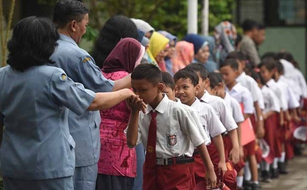 Indonesia: Các nhà trường tại Indonesia tận dụng ngày khai giảng để giúp các em học sinh làm quen với môi trường mới và bạn cùng lớp qua việc chia các em thành những nhóm nhỏ và cùng tham gia các hoạt động tập thể.