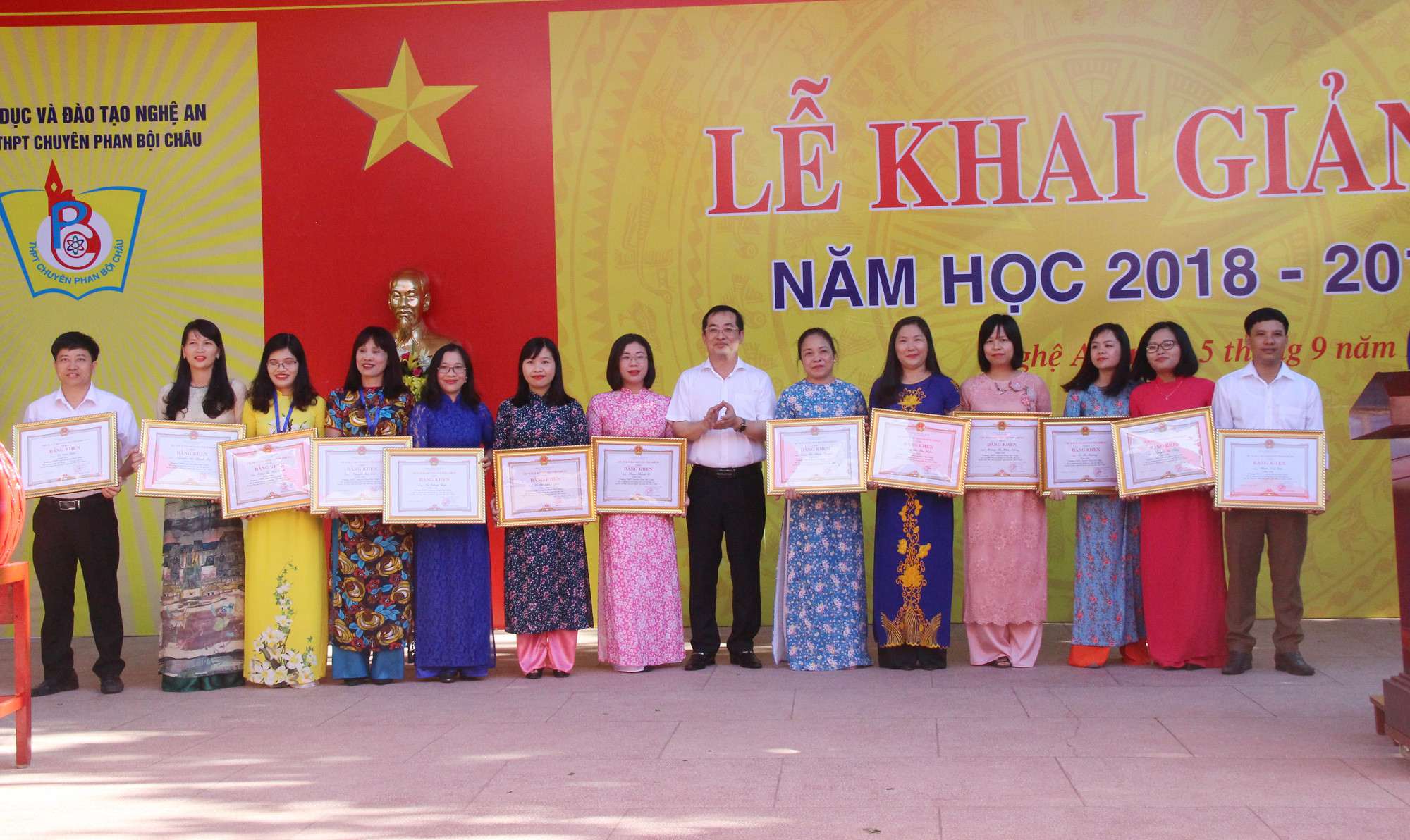 Đồng chí Nguyễn Văn Lư - Phó Bí thư Thường trực Thành ủy Vinh trao tặng Bằng khen của UBND tỉnh cho 13 giáo viê