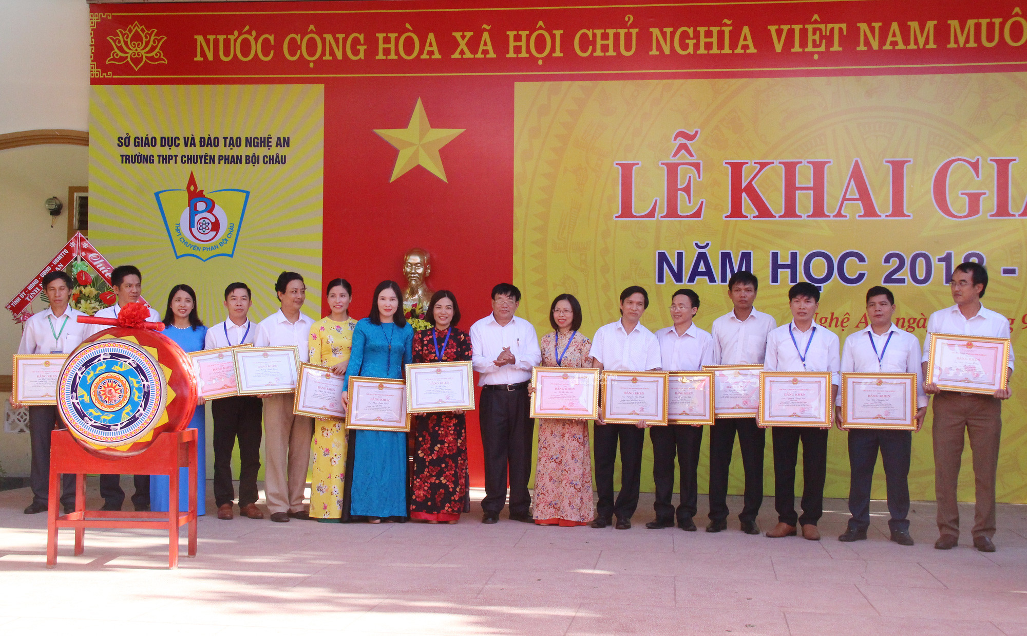 Phó Giám đốc Sở Giáo dục và Đào tạo Thái Huy Vinh trao tặng Bằng khen của UBND tỉnh cho 15 giáo viên có thành