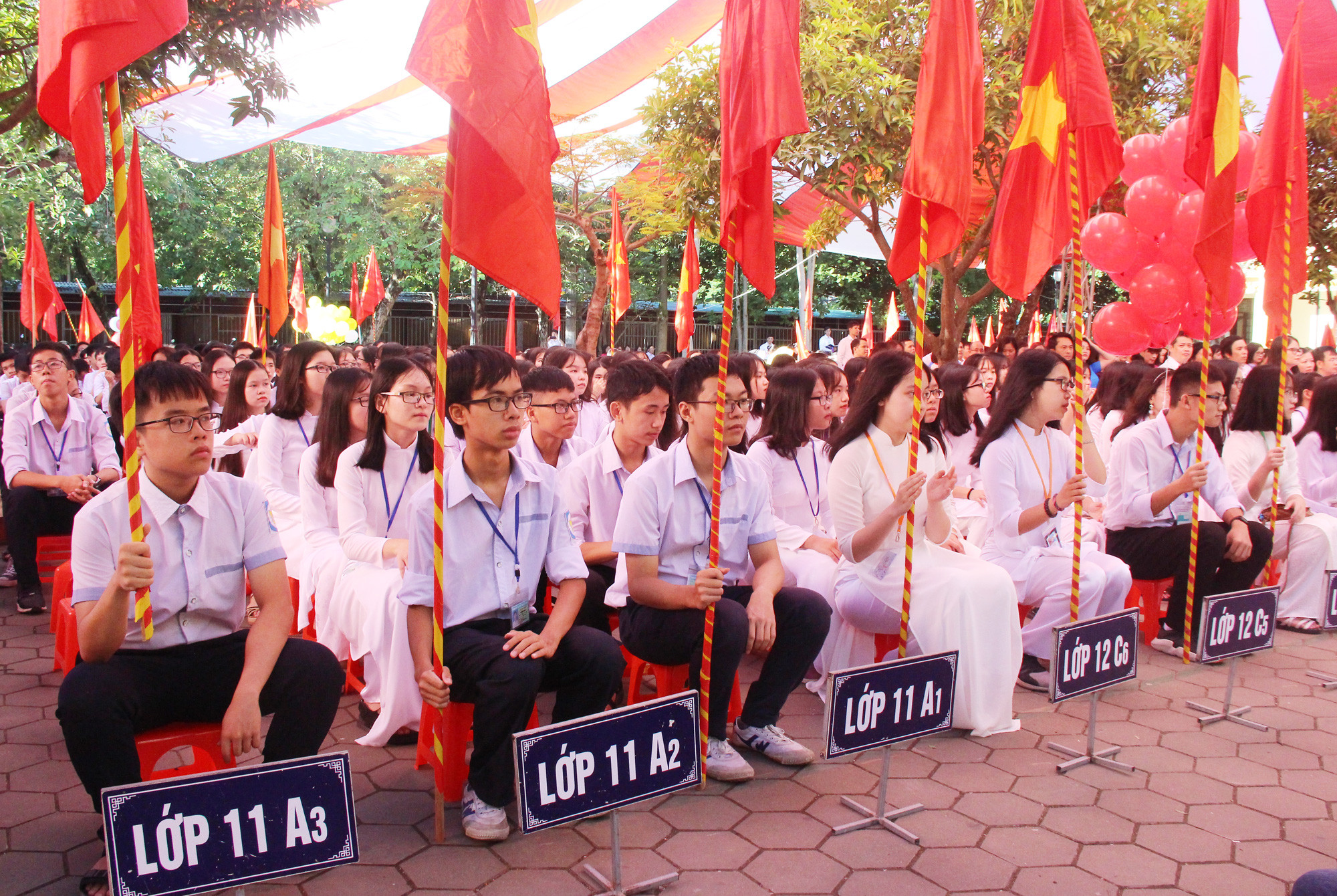Hơn 1.200 học sinh Trường THPT chuyên Phan Bội Châu dự khai giảng năm học mới 2018 - 2019. Ảnh: Mai Hoa