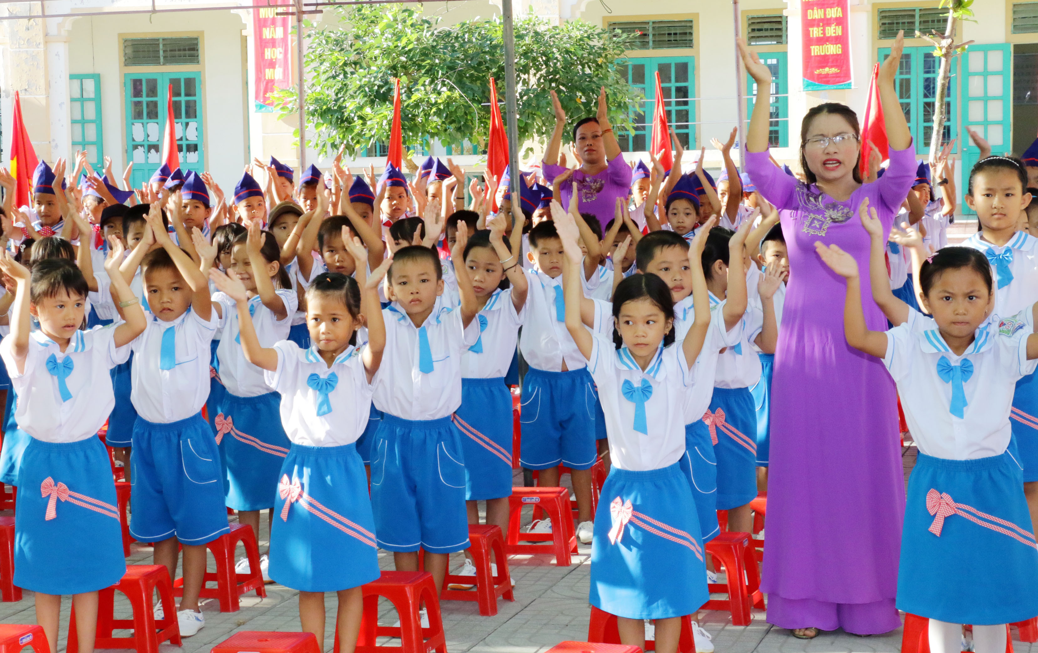Niềm vui trong ngày khai giảng năm học mới của giáo viên và học sinh Trường Tiểu học Ngọc Sơn. Ảnh: Mỹ Hà