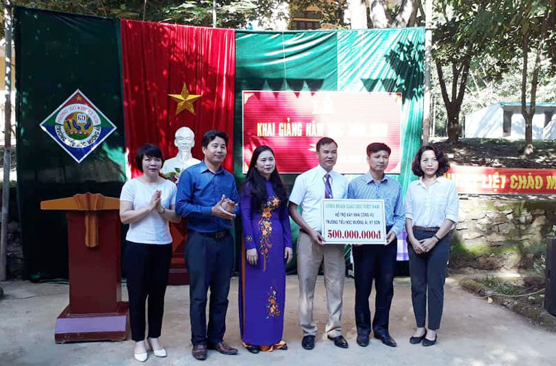 Đồng chí Nguyễn Thị Bích Hợp - Phó Chủ tịch công đoàn giáo dục Việt Nam trao số tiền hỗ trợ cho nhà trường. Ảnh: PV