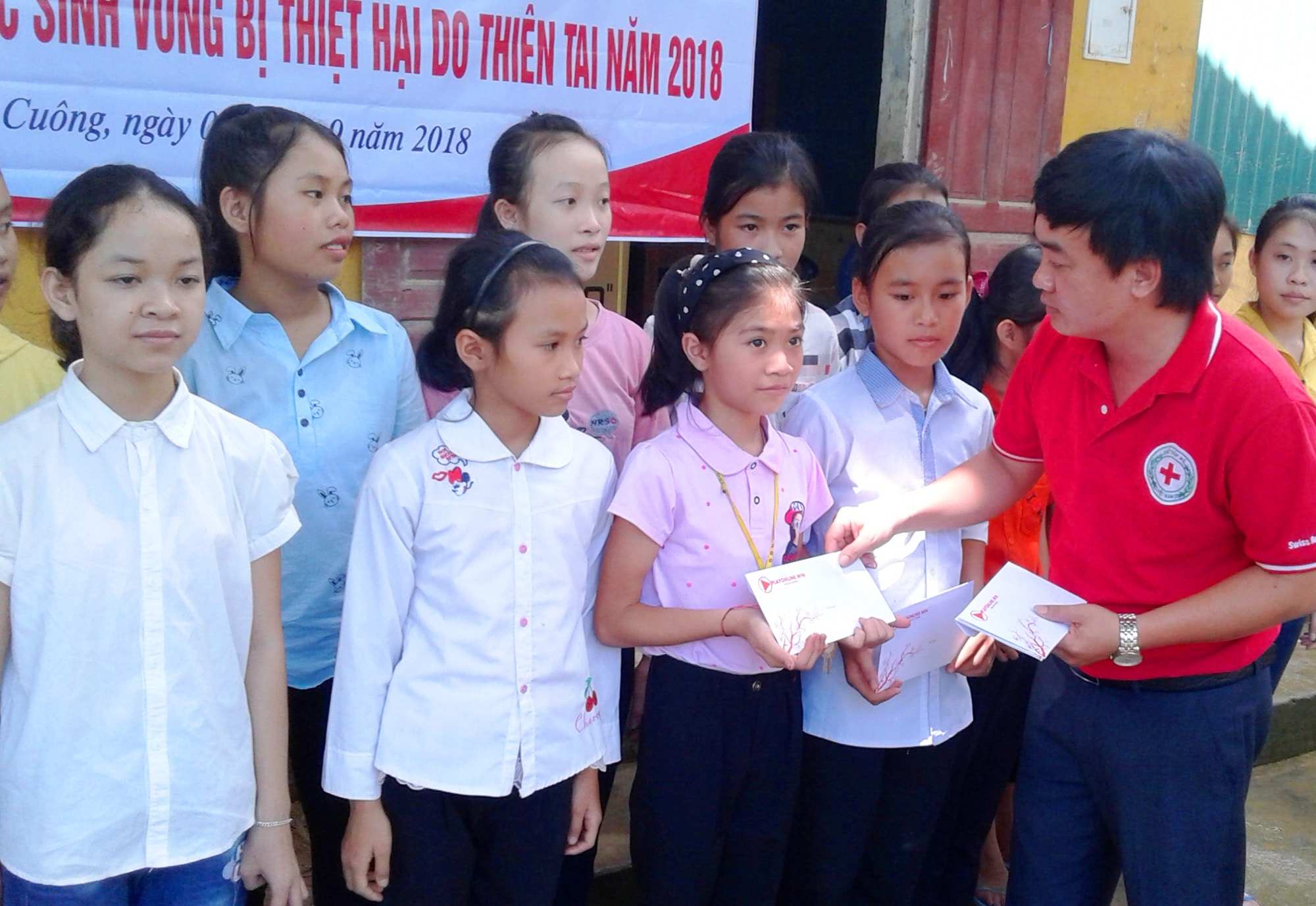 Đại diện Hội chữ thập đỏ Nghệ An trao học bổng cho các học sinh THPC xã Mậu Đức. Ảnh: Nguyễn Hải