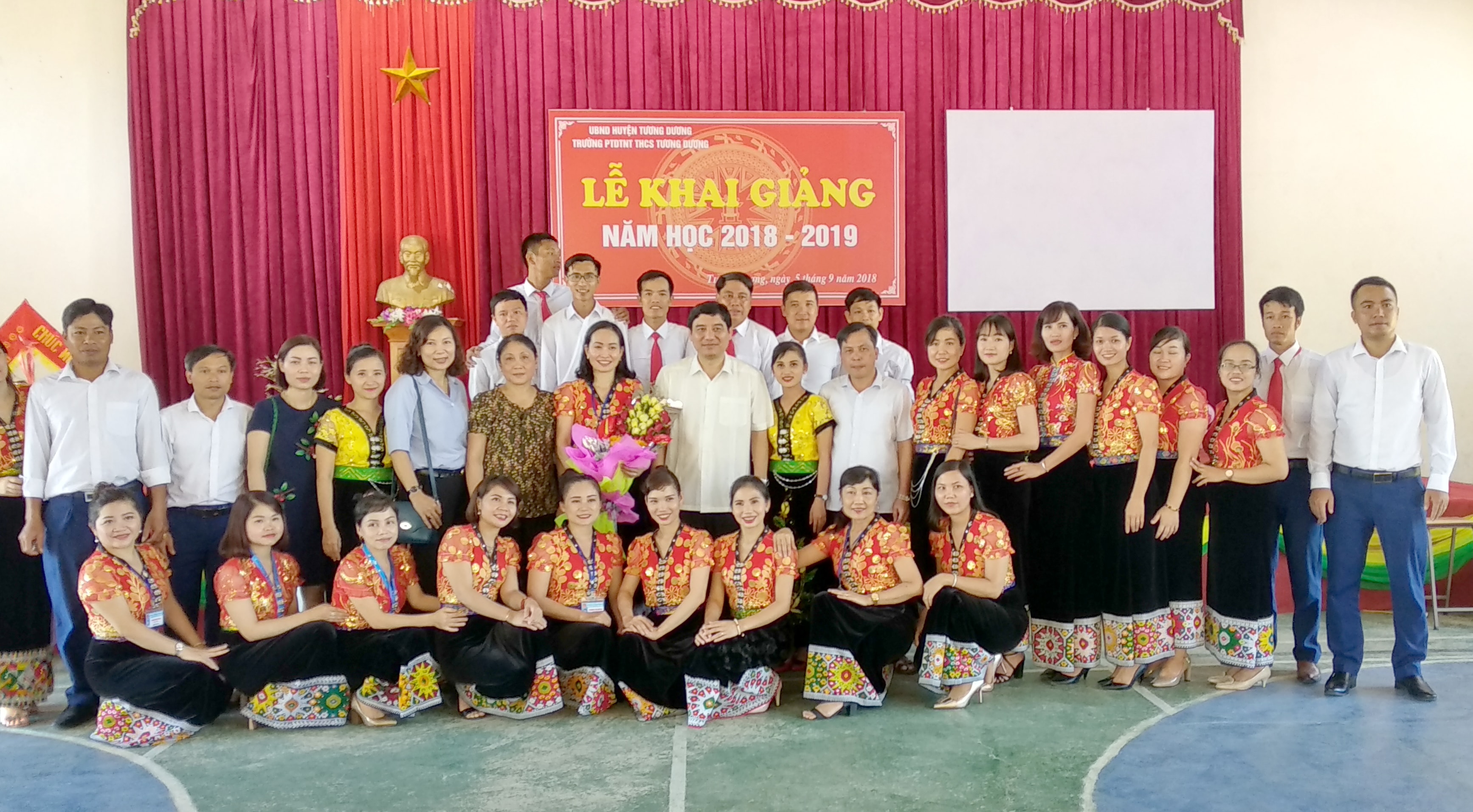 Bí thư Tỉnh ủy chụp ảnh lưu niệm với tập thể giáo viên nhà trường. Ảnh: Đình Tỷ