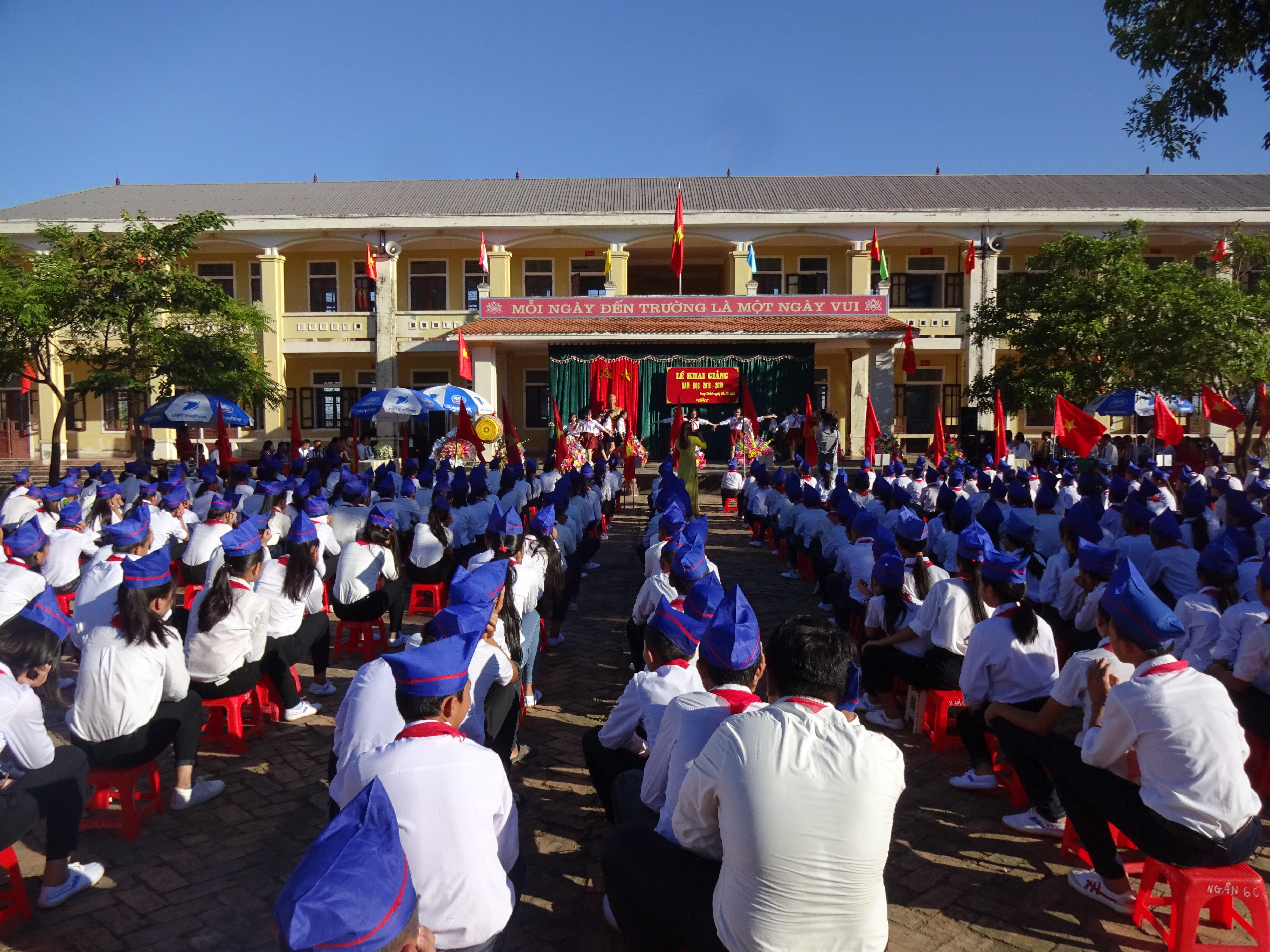 Toàn cảnh lễ khai giảng tại trường Long Thành - Yên Thành. Ảnh: Thái Hồng