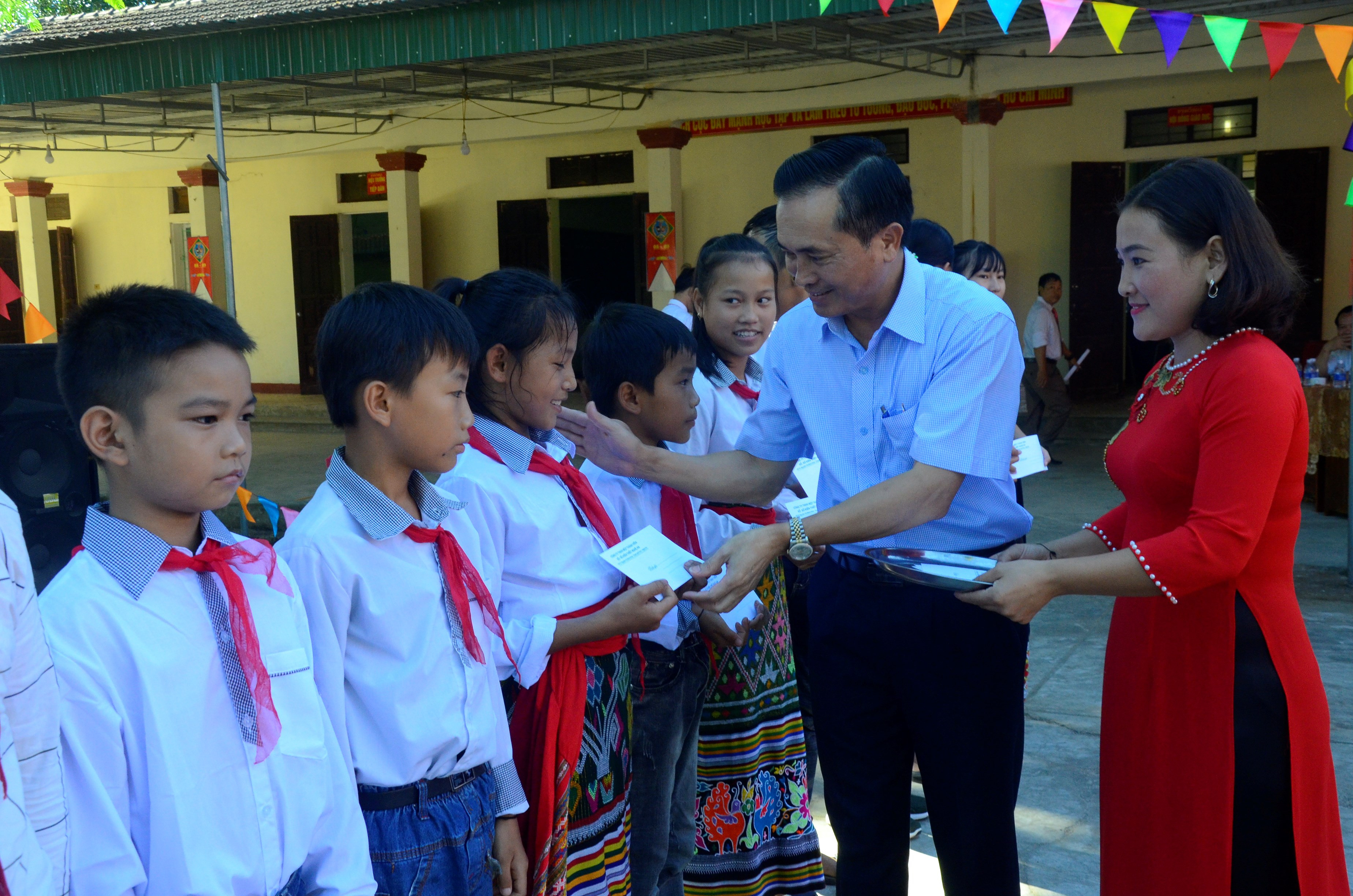 Phó Chủ tịch UBND tỉnh Lê Ngọc Hoa trao tặng phần quà cho học sinh nghèo vượt khó học giỏi. Ảnh: Thanh Lê 