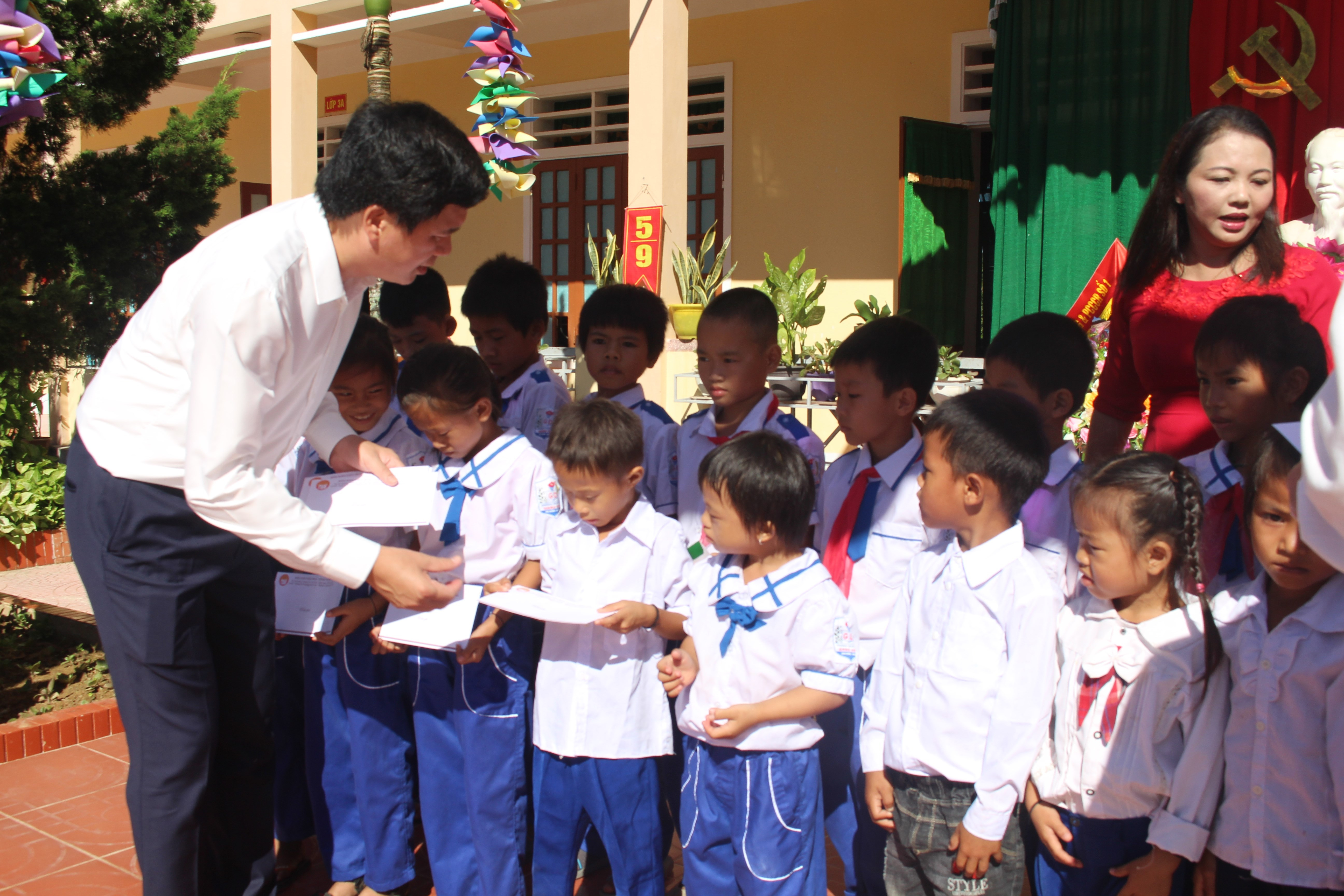 Lãnh đạo huyện Con Cuông trao quà Tiếp sức đến trường cho học sinh có hoàn cảnh khó khăn. Ảnh: Bá Hậu