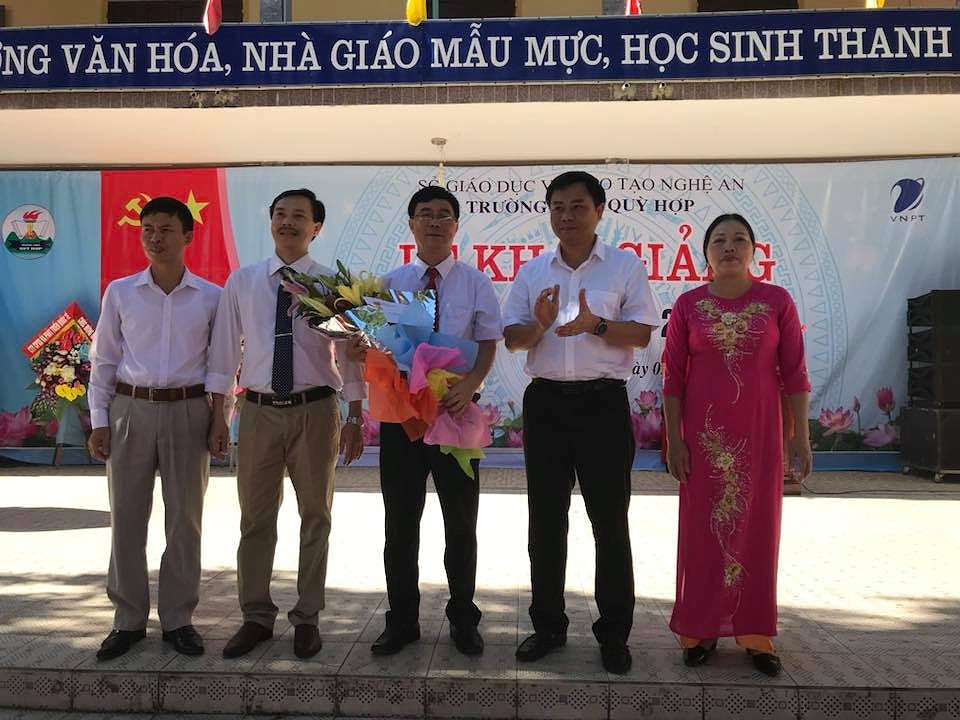 Đồng chí Hồ Lê Ngọc - Bí thư huyện ủy Quỳ Hợp trao hoa và quà cho thầu và trò Trường PTTH Quỳ Hợp 1. Ảnh: Huy Nhâm