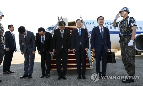 Phái đoàn Hàn Quốc cúi chào trước khi lên máy bay đến Triều Tiên hôm 5/9. Ảnh: Yonhap