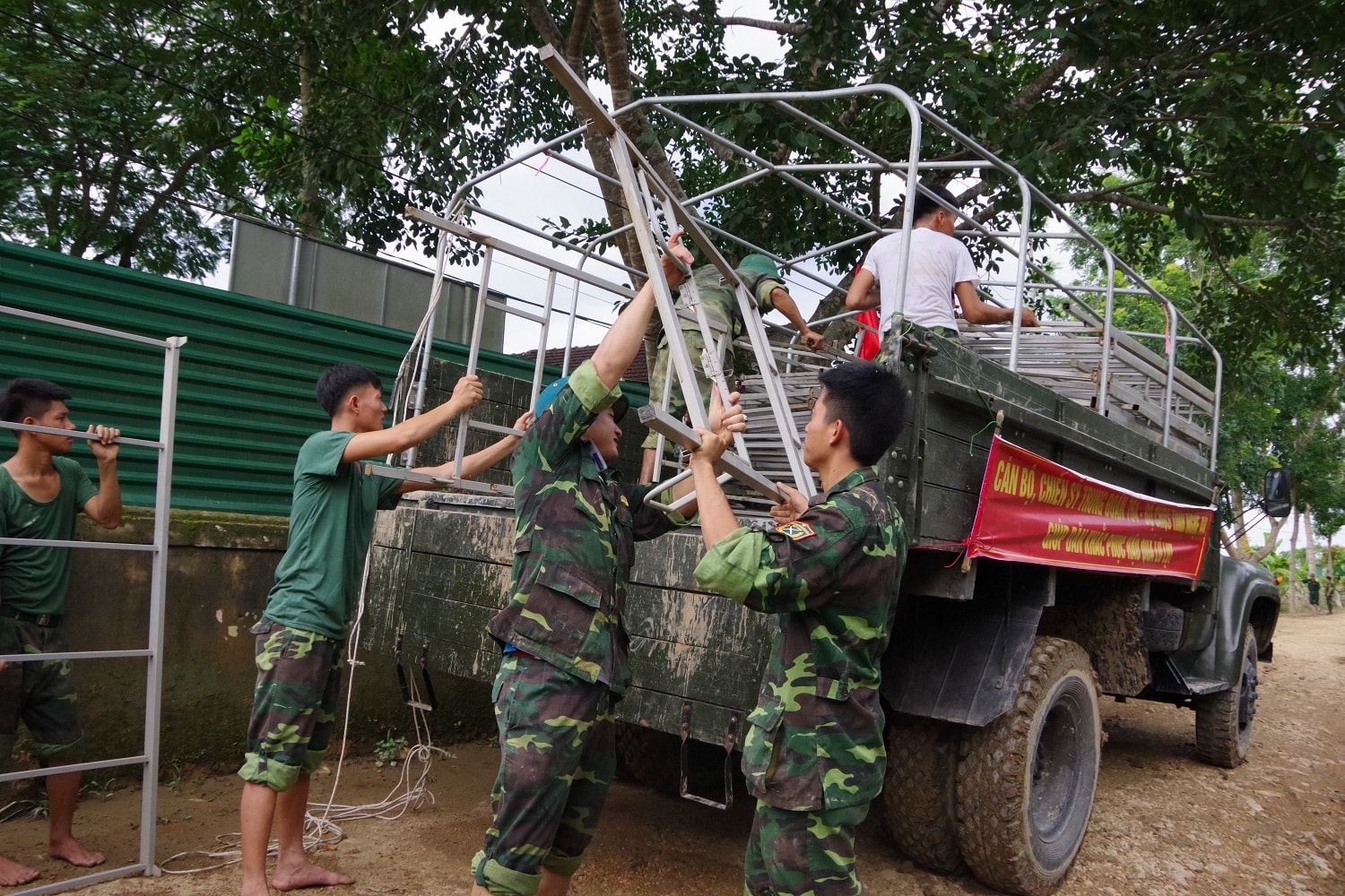 CB, CS Bộ CHQS tỉnh vận chuyển cơ sở vật chất của Trường dăn tộc nội trú huyện Con Cuông ra khỏi khu vực bị ngập lụt ảnh Trọng Kiên