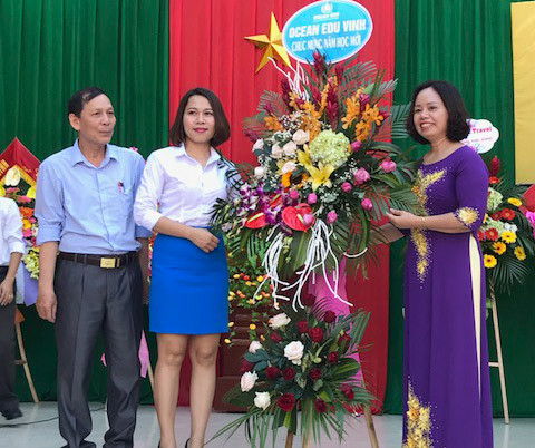 Trung tâm Anh ngữ Ocean Edu tặng hoa cho trường THCS Cửa Nam. Ảnh Tùng Chi 