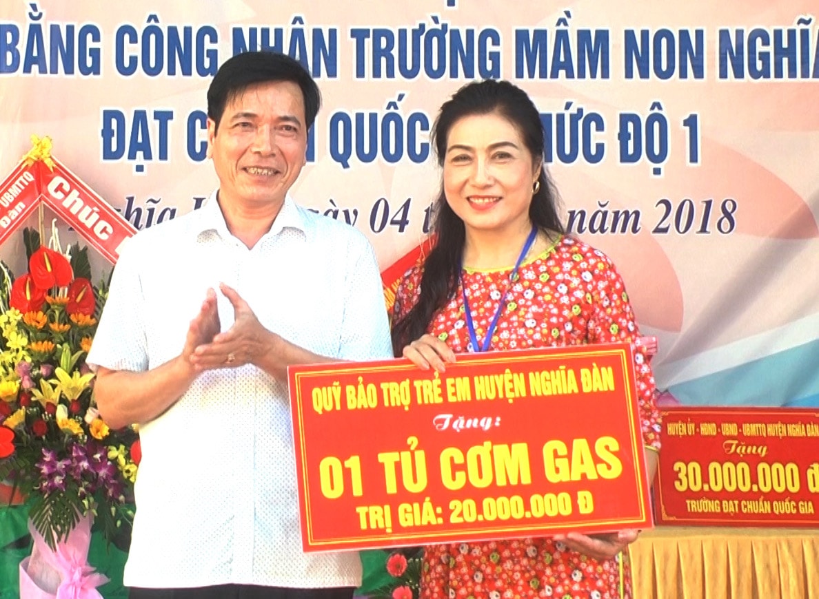 Quỹ Bảo trợ trẻ em trao 1 tủ cơm gab cho trường mầm non Nghĩa Hội