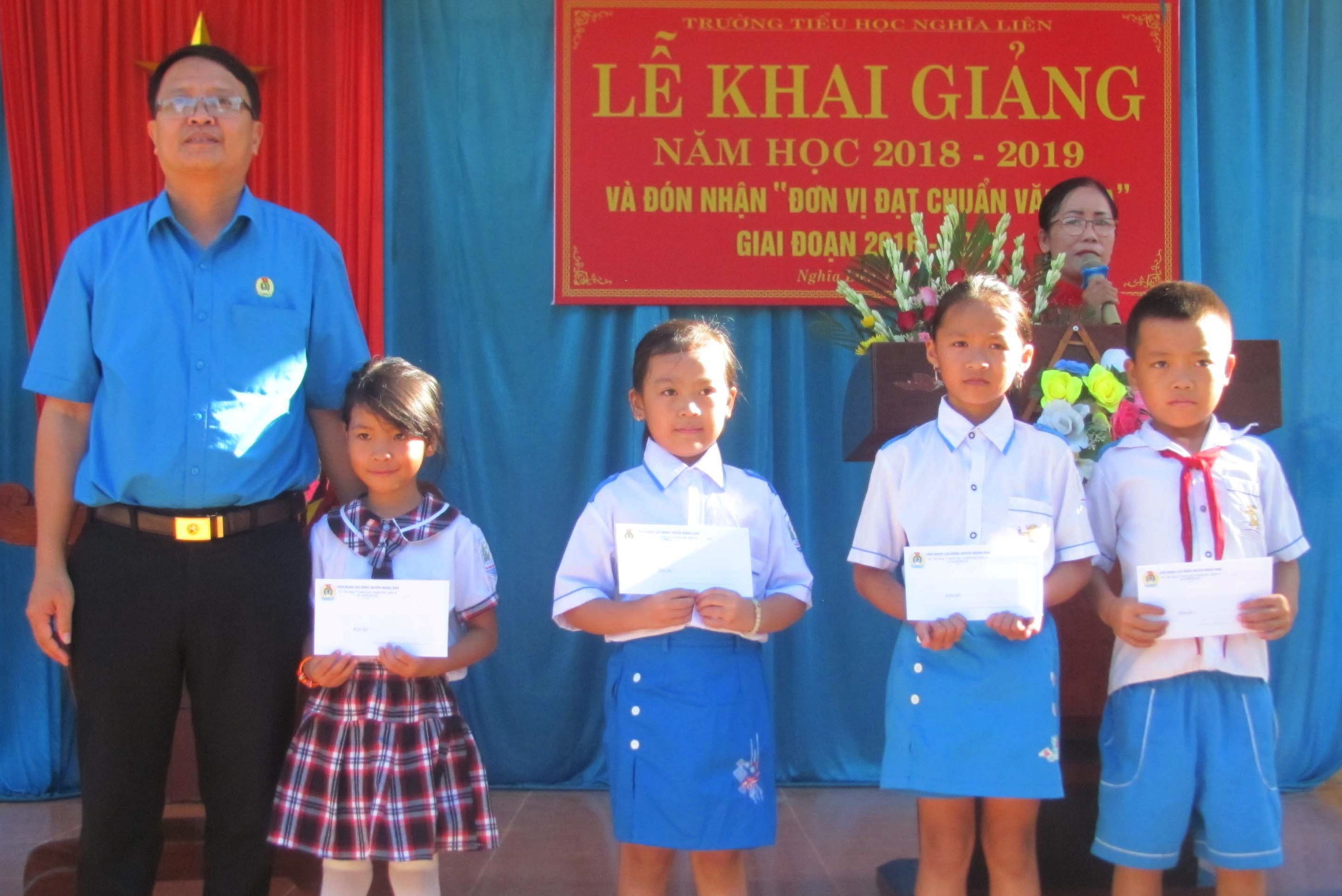  Đại diện LĐLĐ huyện Nghĩa Đàn tặng quà tại trường Tiểu học Nghĩa Liên