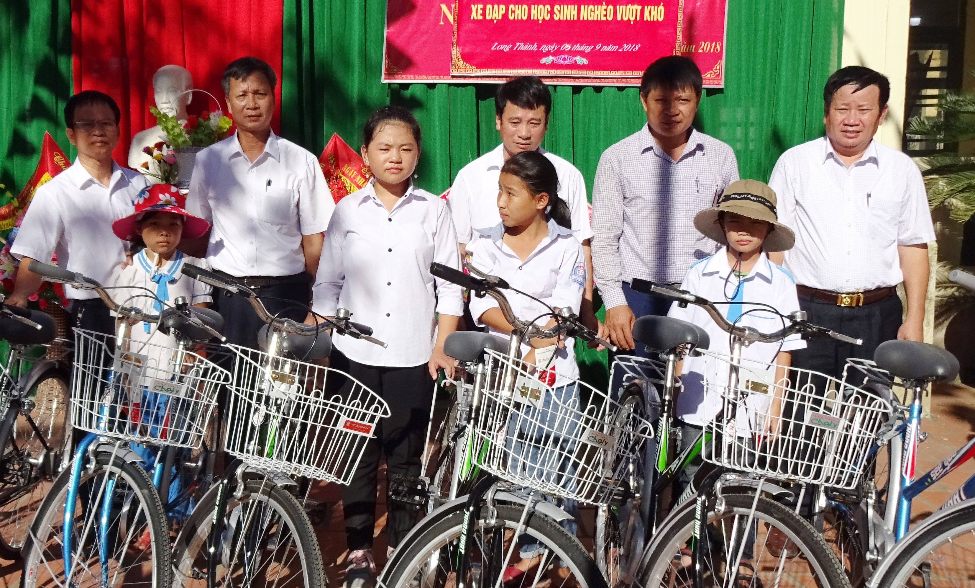 trao tặng 15 xe đạp cho 15 học sinh nghèo vượt khó