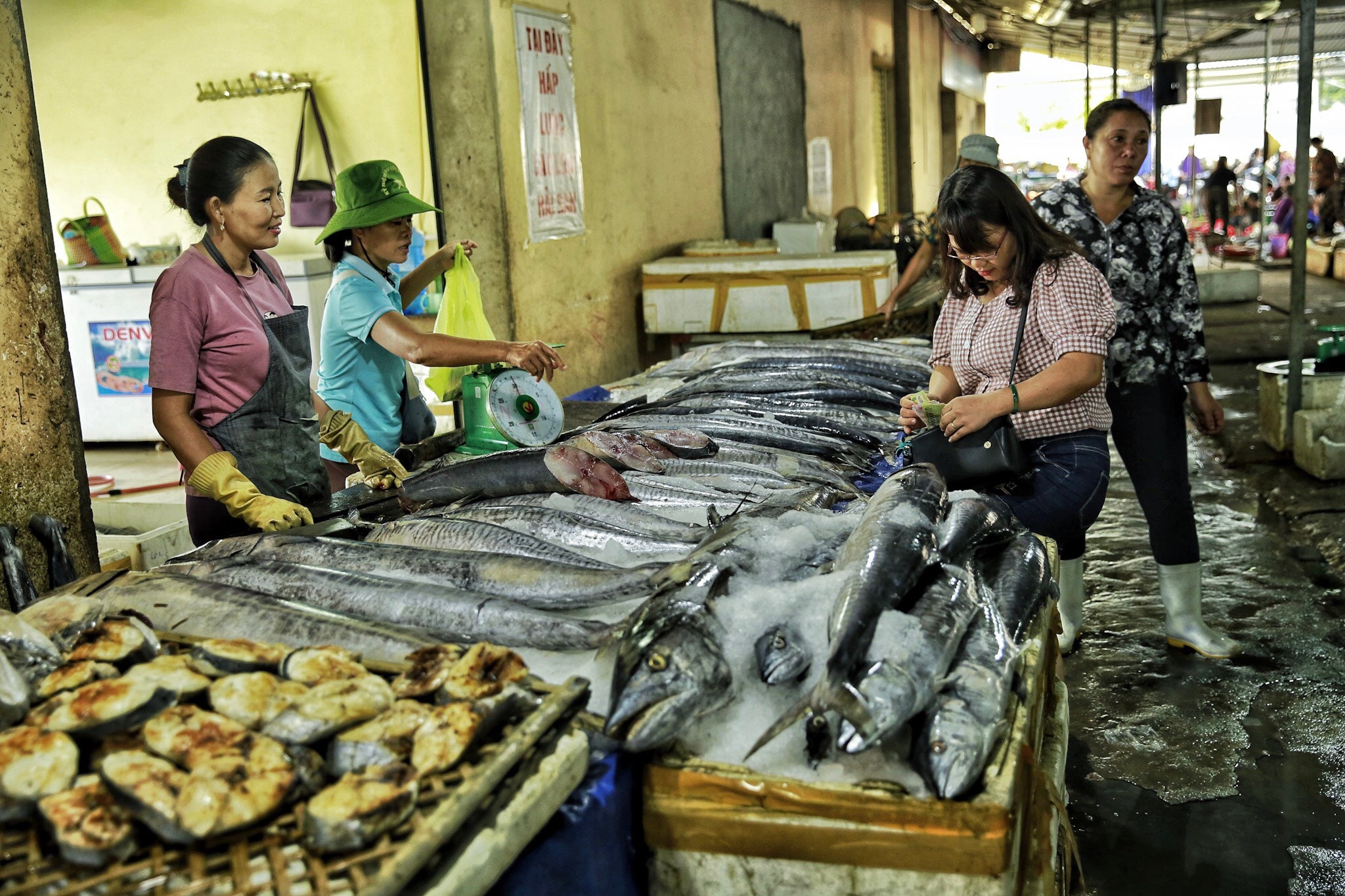 Cá thu là một trong những mặt hàng bán chạy nhất ở chợ. Cá tươi được cắt khoanh, nướng sẵn hoặc ướp đá để người mua tiện lựa chọn. Ảnh: Hải Vương