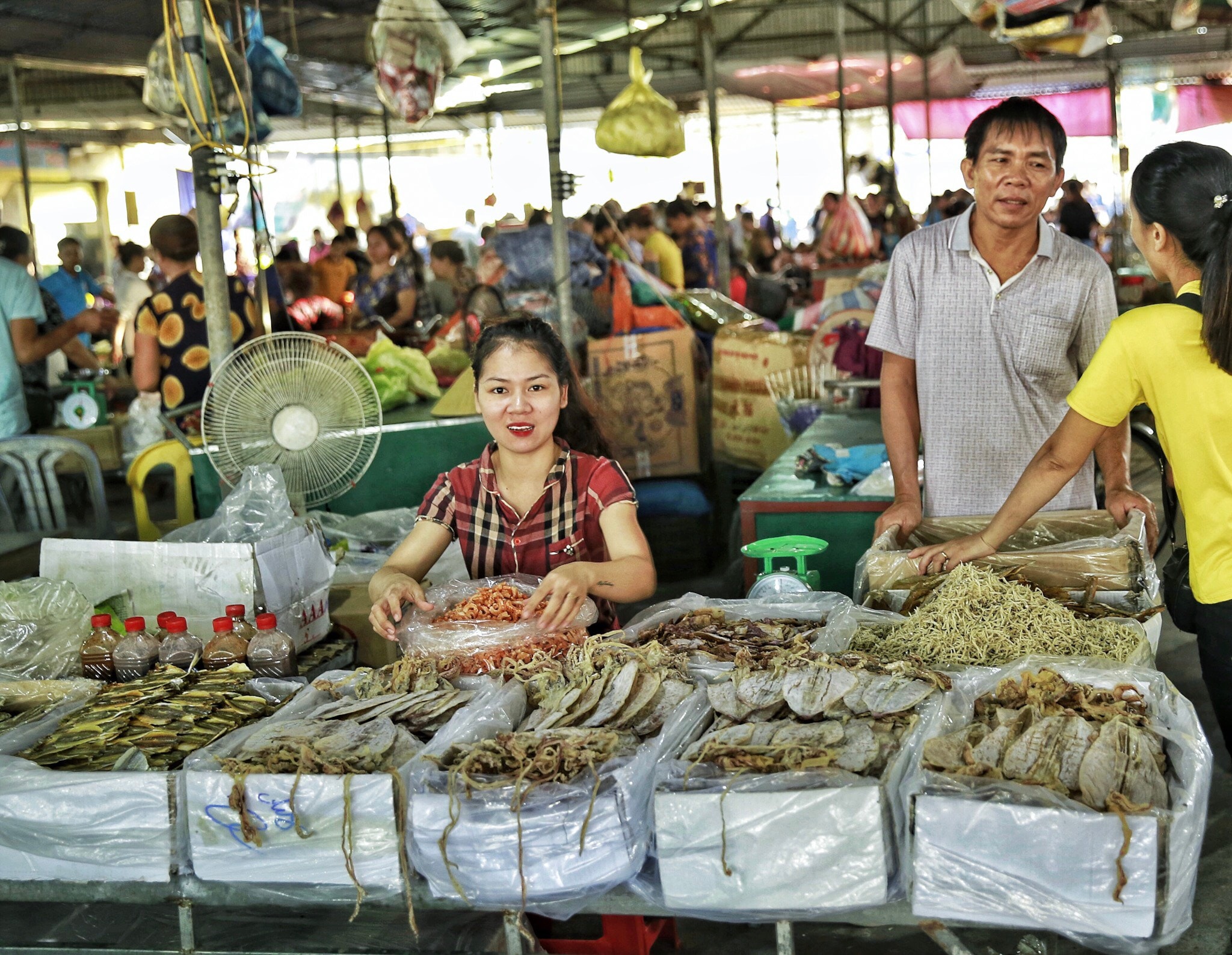 Ngoài hải sản tươi, chợ cá còn có nhiều gian hàng bán đồ khô phong phú như mực, tôm, cá cơm,... để du khách mua về làm quà. Ảnh: Hải Vương