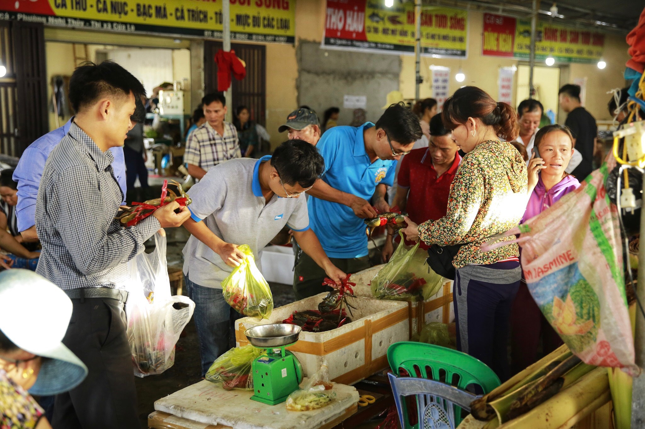 Đây cũng là điểm đến yêu thích của nhiều khách du lịch khi đi nghỉ ở Cửa Lò. Từ trung tâm thị trấn Cửa Lò, khách du lịch có thể đến chợ cá bằng xe điện. Ảnh: Hải Vương