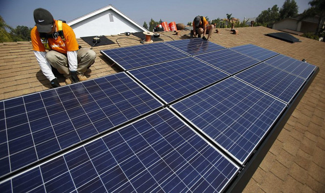Công nhân lắp đặt hệ thống năng lượng mặt trời ở San Francisco /// Reuters