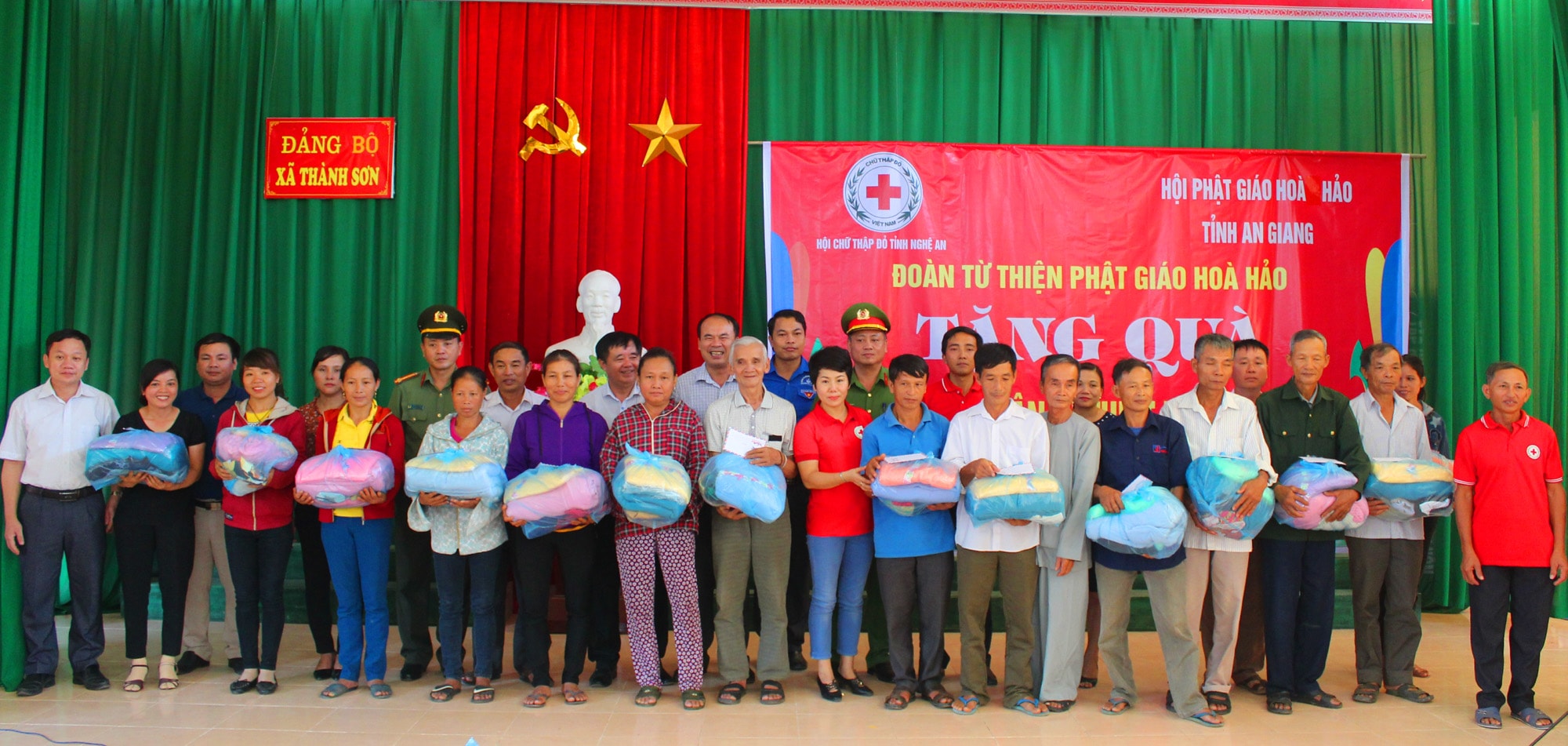 Đoàn từ thiện tỉnh Anh Giang cùng đồng hành với Hội chữ thập đỏ Nghệ An trao quà cứu trợ cho bà con 7 xã huyện Anh Sơn bị ngập lụt do hoàn lưu bão và xả lũ thủy điện. Ảnh: Nguyễn Hải