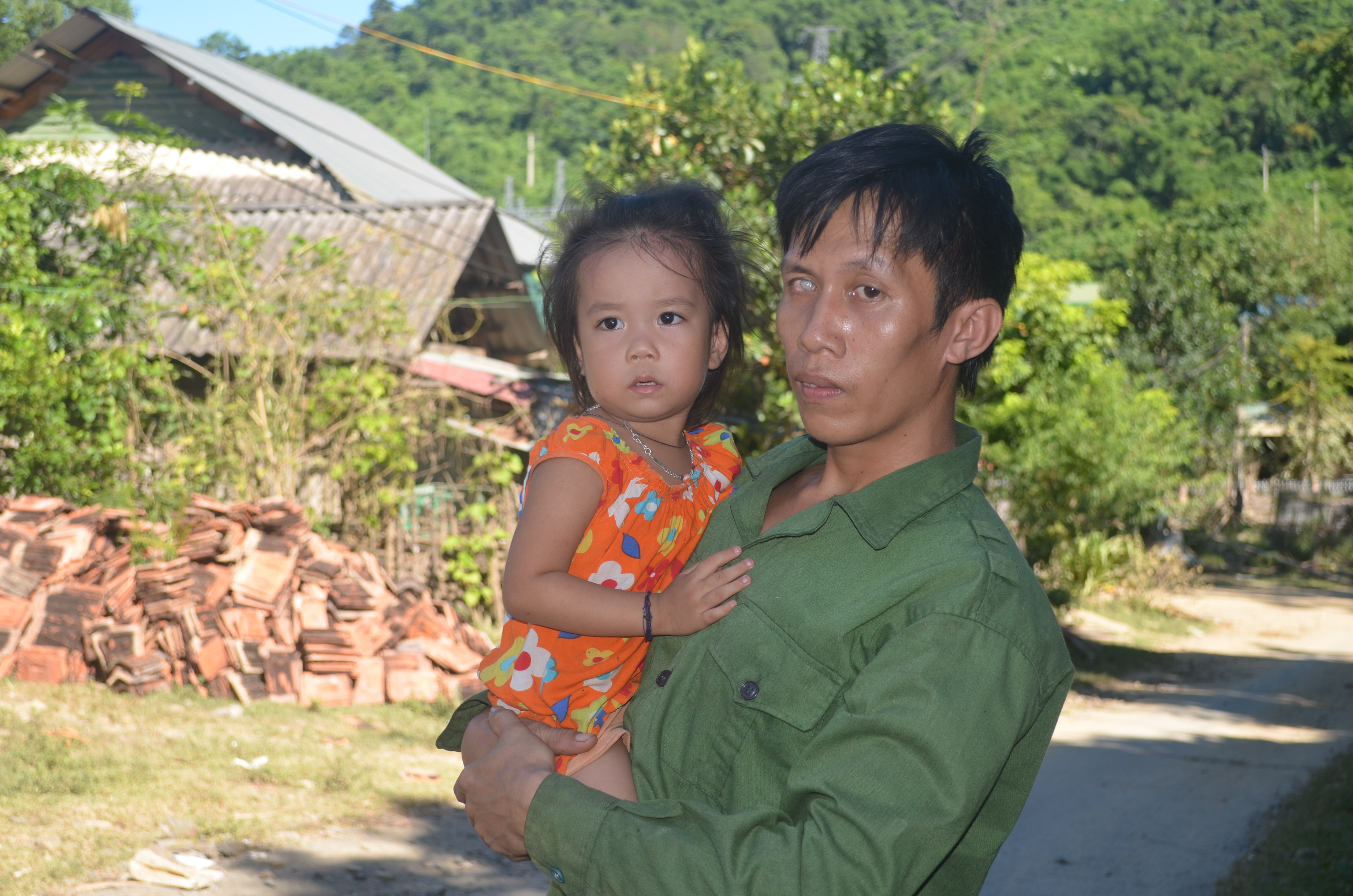 Anh Lô Văn Cáng, một trong những hộ dân ở làng tái định cư Bản Vẽ bị mất nhà. Hiện nay, anh Cáng cùng vợ và 2 con nhỏ sống nhờ trong chsi bếp của người thân. Anh thẫn thờ khi nhắc 