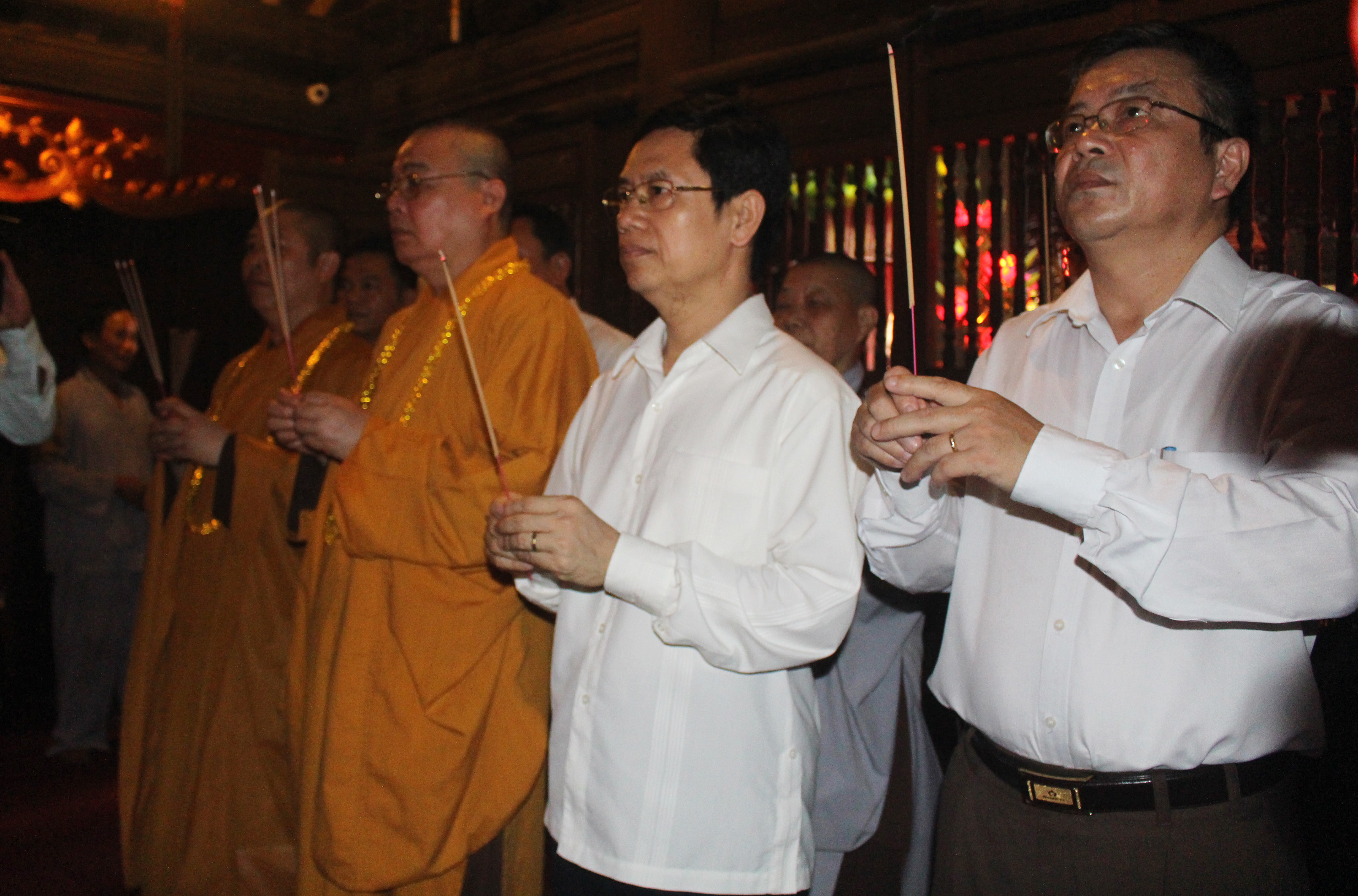 Các đại biểu thành kính dâng hương lên anh linh Hoàng đế Quang Trung. Ảnh: Phước Anh