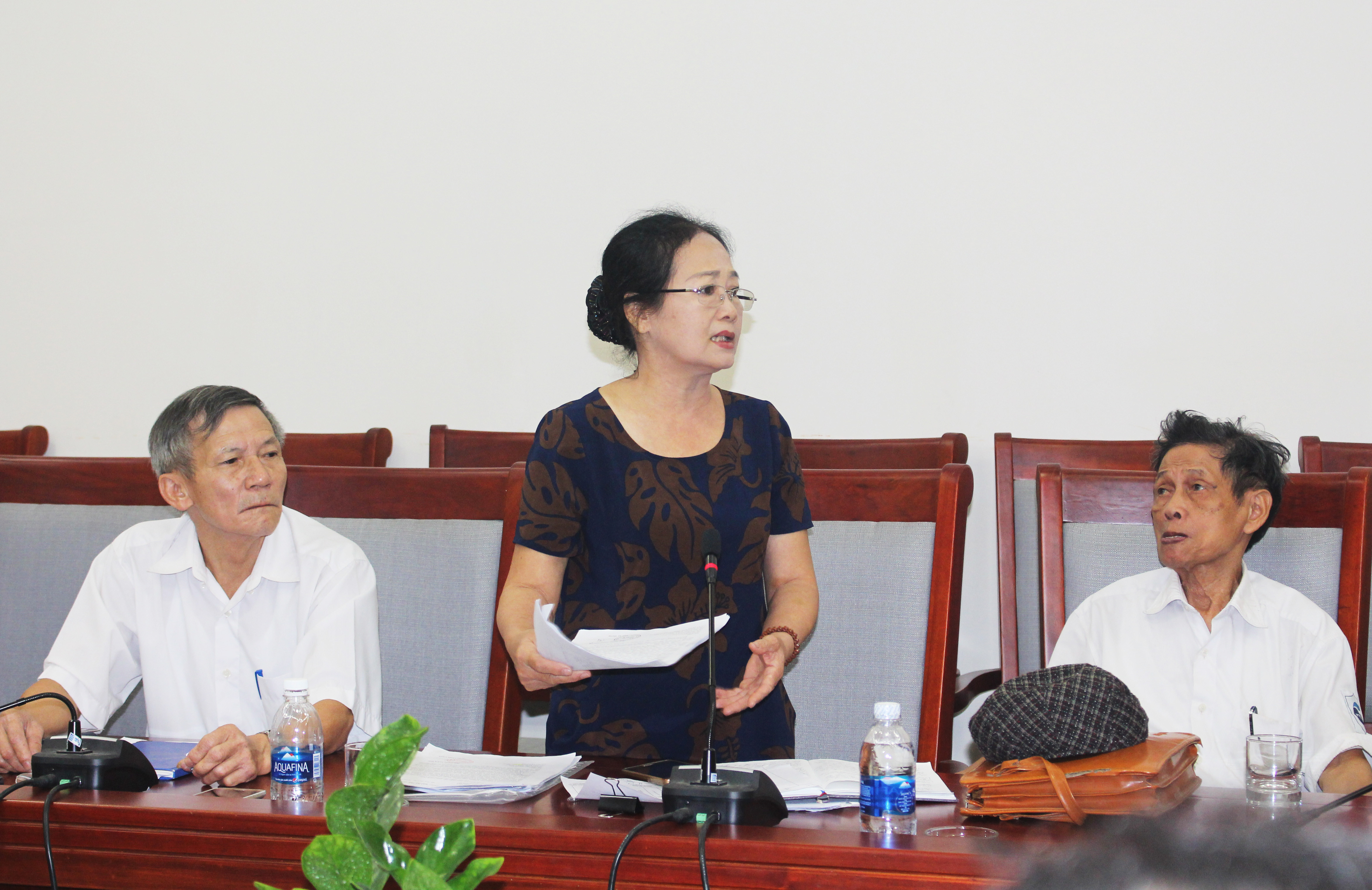 Bà Nguyễn Thúy Hà - đại diện cư dân khu chung cư D2 Quang Trung cho rằng người dân đã sống hơn 30 năm nhưng chịu nhiều thiệt thòi, không được đảm bảo quyền lợi về nhà ở. Ảnh: Phương Thảo