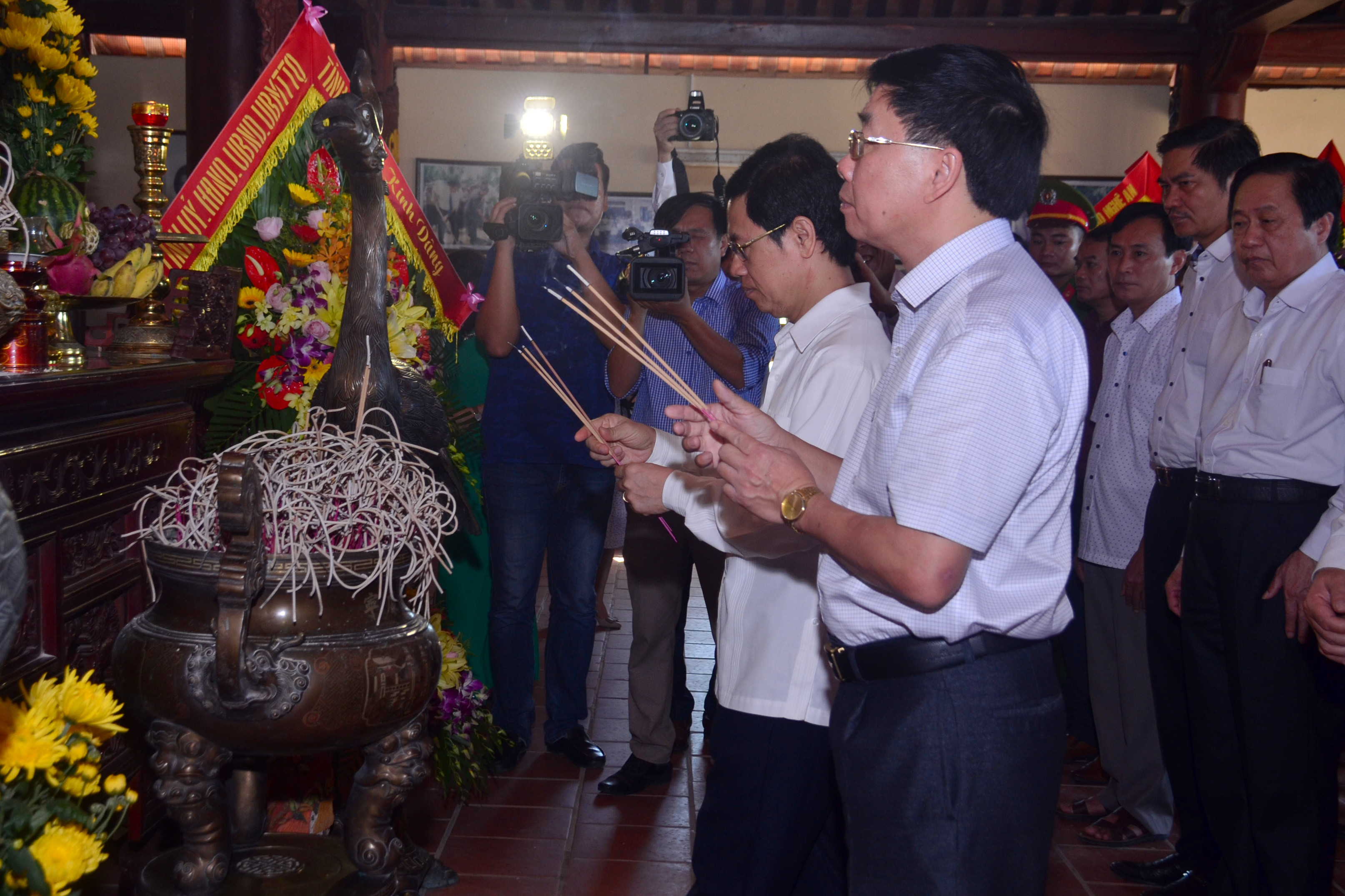 Đồng chí Nguyễn Xuân Sơn dâng hương tưởng niệm cố Tổng Bí thư Lê Hồng Phong. Ảnh: Thành Duy