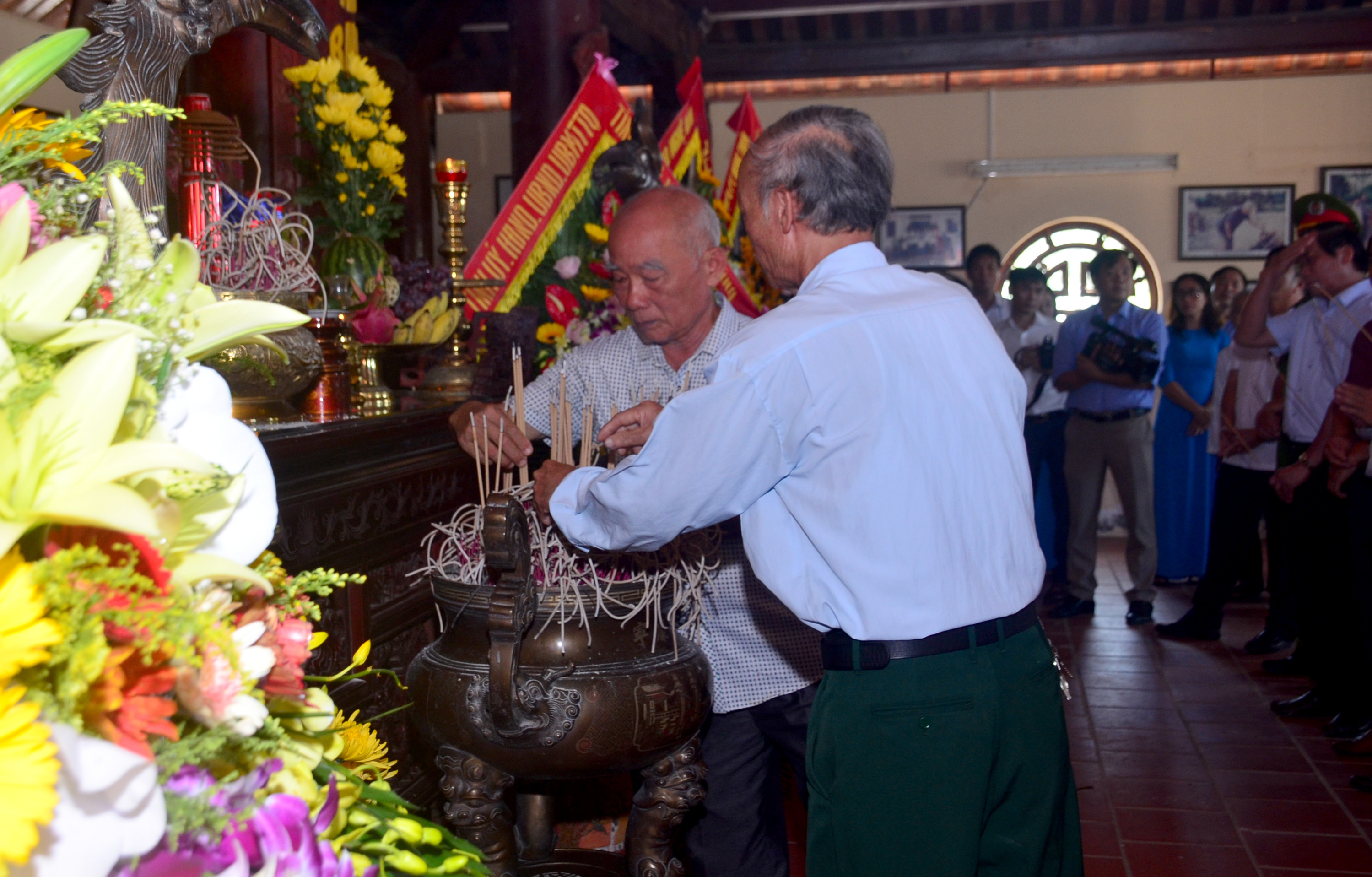 Đại diện Hội đồng gia tộc họ Lê Văn dâng hương tưởng niệm cố Tổng Bí thư Lê Hồng Phong. Ảnh: Thành Duy