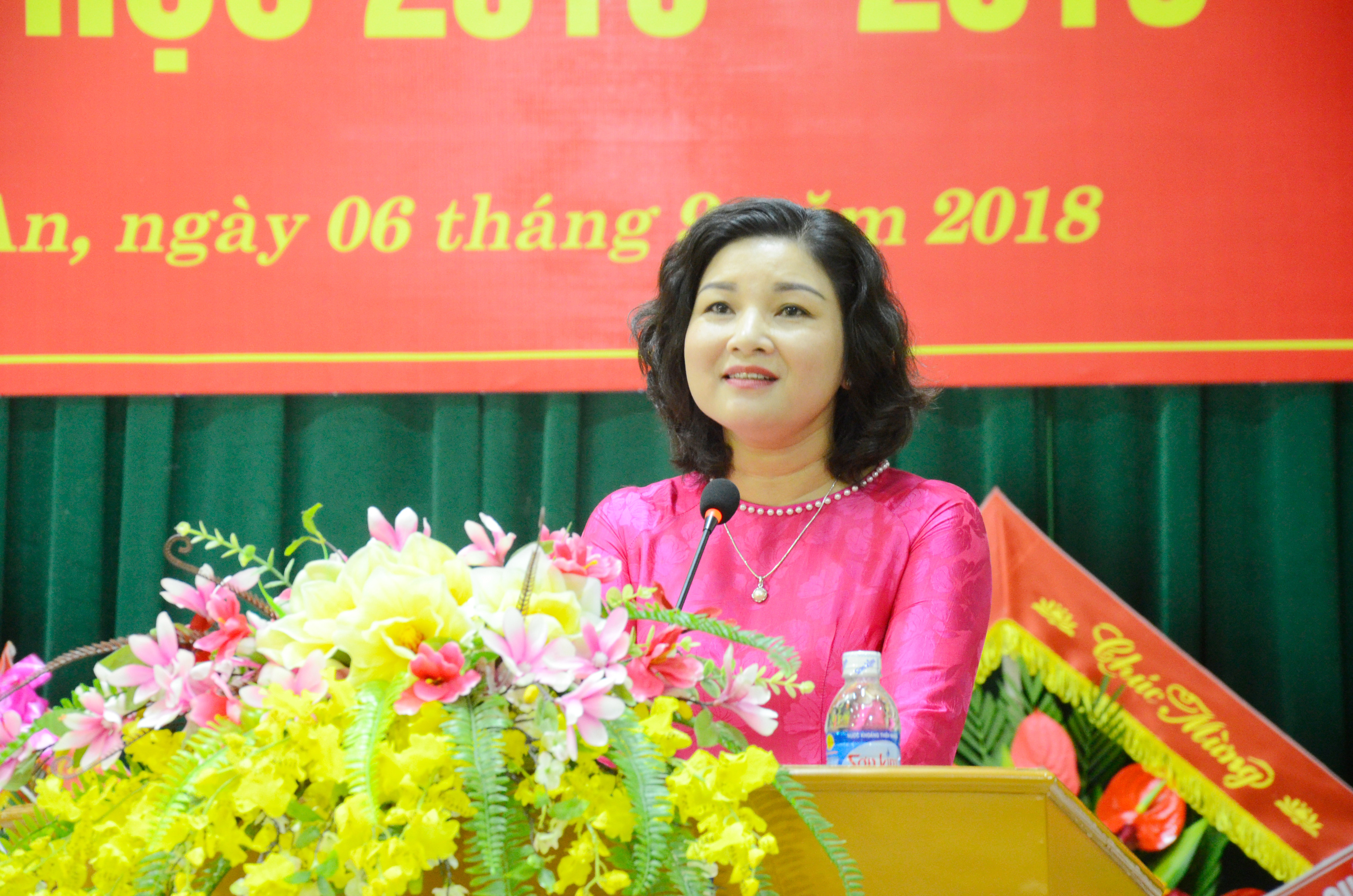 Đồng chí Nguyễn Thị Hồng Hoa đọc diễn văn Khai giảng năm học 2018-2019. Ảnh Thanh Lê