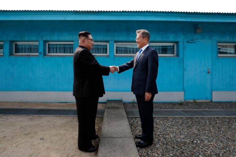 Nhà lãnh đạo Triều Tiên Kim Jong-un bắt tay Tổng thống Hàn Quốc Moon Jae-in tại giới tuyến quân sự phân chia 2 miền ở làng đình chiến Panmunjom hôm 27/4. Ảnh: AFP