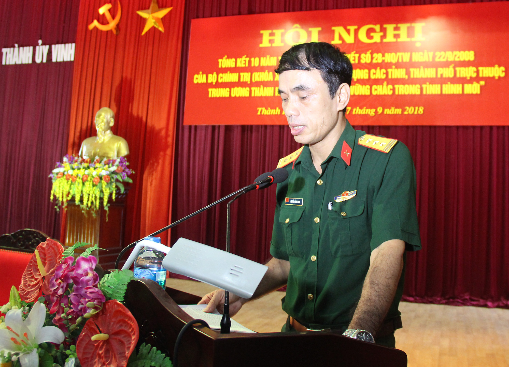 Đồng chí Nguyễn Cảnh Thảo - Chỉ huy trưởng Ban Chỉ huy Quân sự thành phố báo có kết quả 10 năm thực hiện 